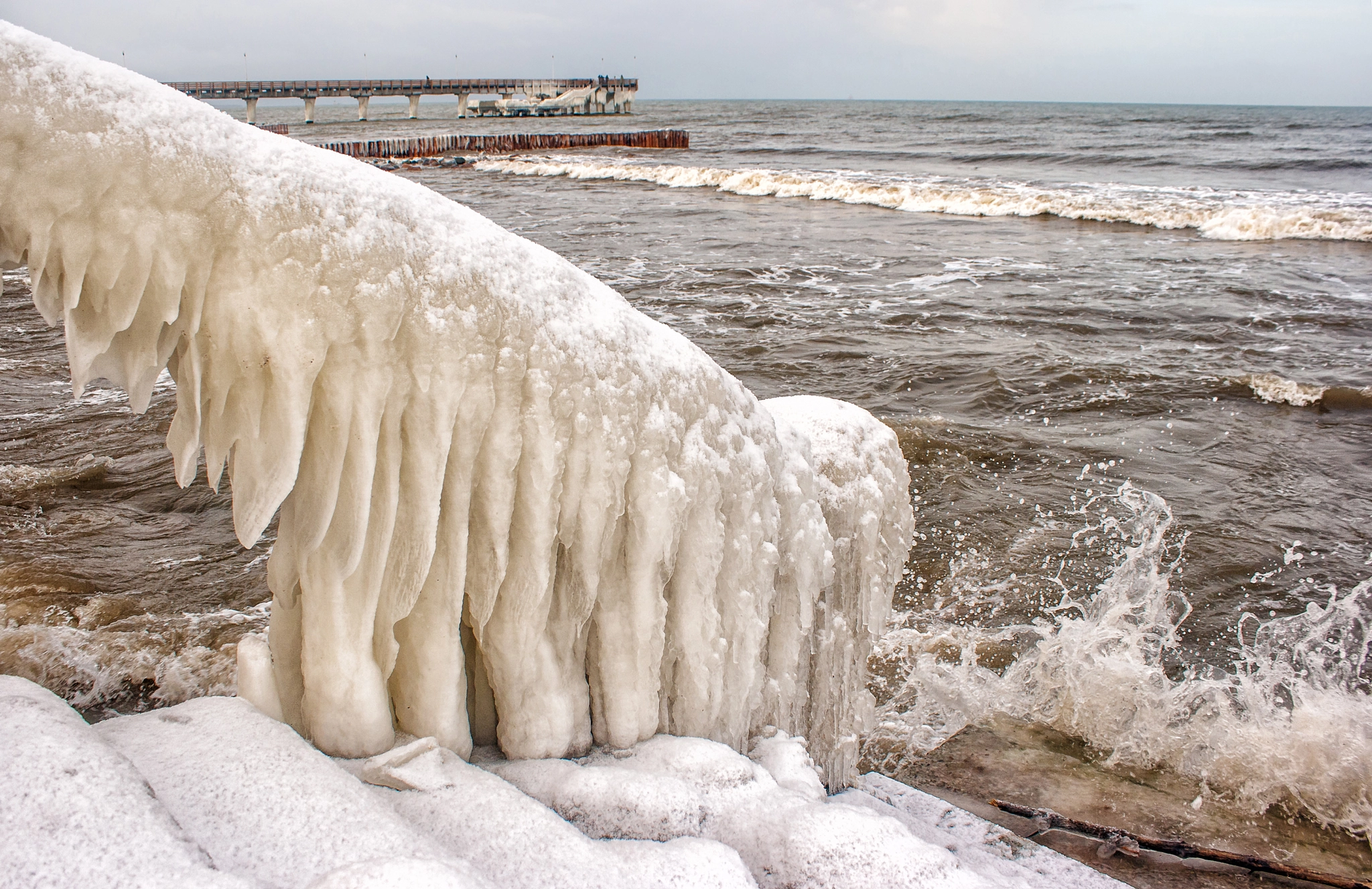 Canon EOS 400D (EOS Digital Rebel XTi / EOS Kiss Digital X) sample photo. Ice covered staircase on the beach photography