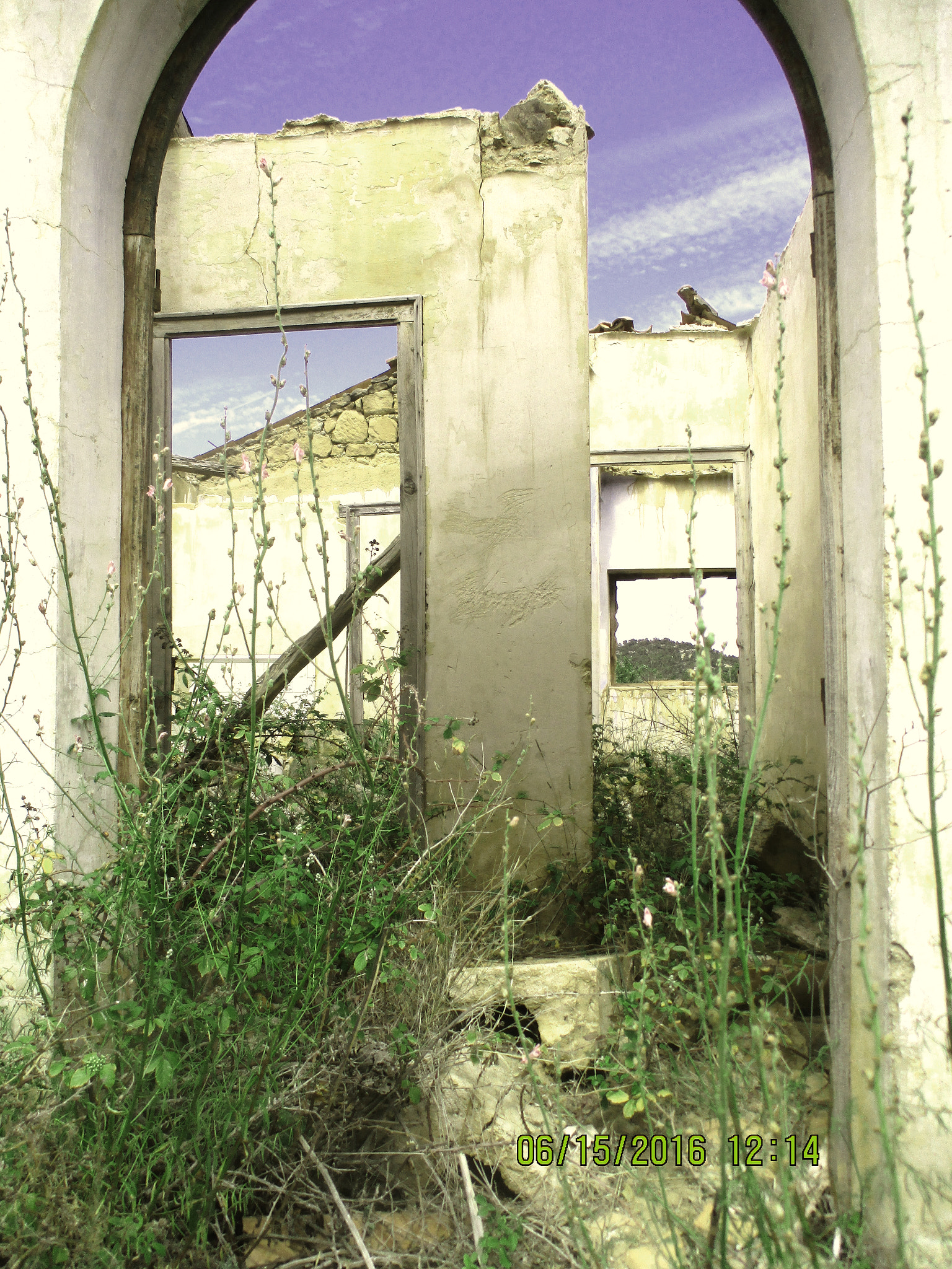 Canon PowerShot ELPH 160 (IXUS 160 / IXY 150) sample photo. Casa abandonada desde la puerta photography