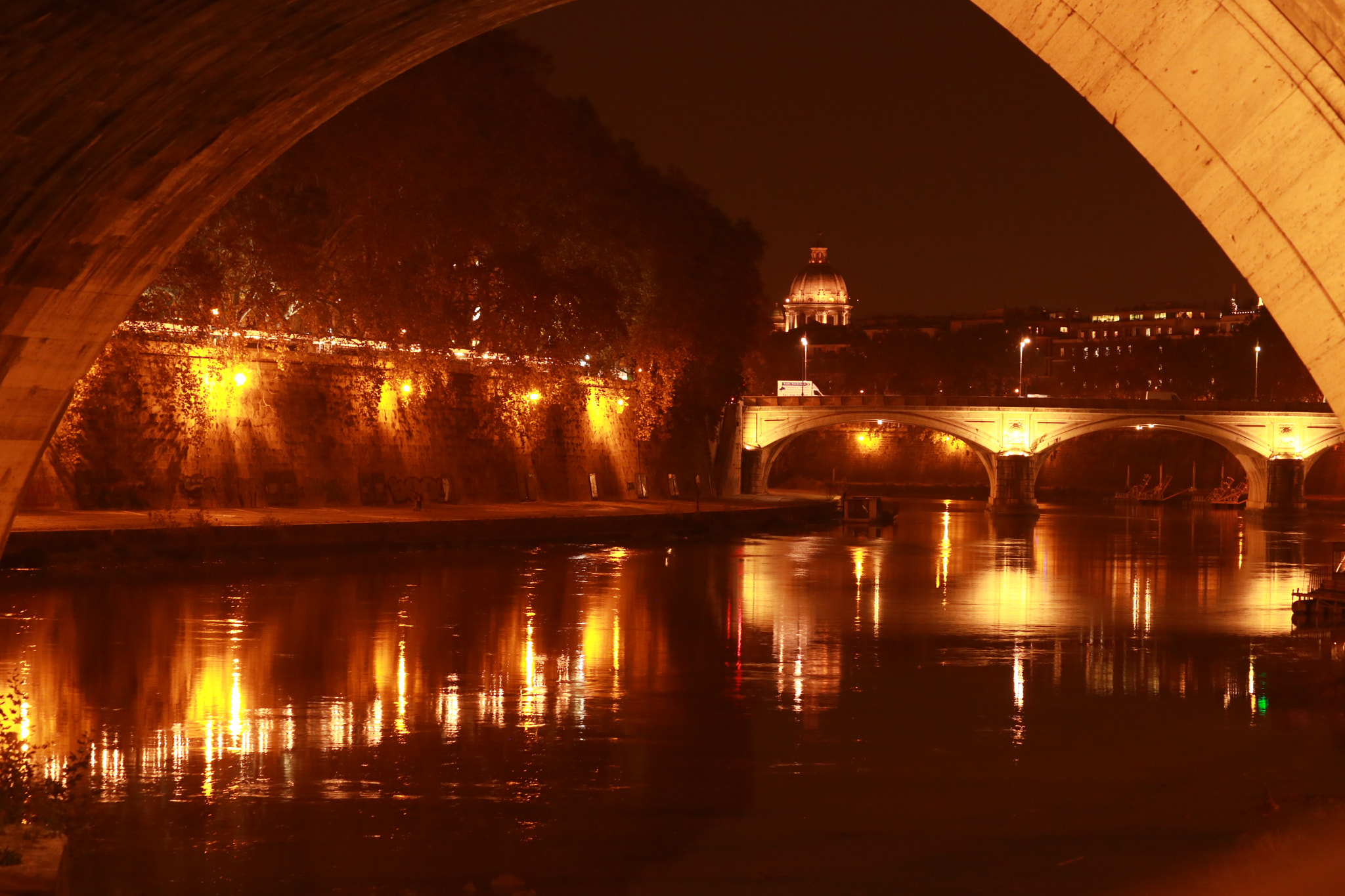 Canon EOS 750D (EOS Rebel T6i / EOS Kiss X8i) sample photo. Roman lightening reflected by river photography