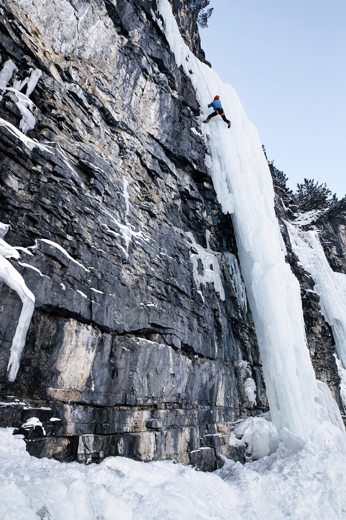 Canon EOS-1D X Mark II + Sigma 20mm F1.4 DG HSM Art sample photo. Ice climber photography