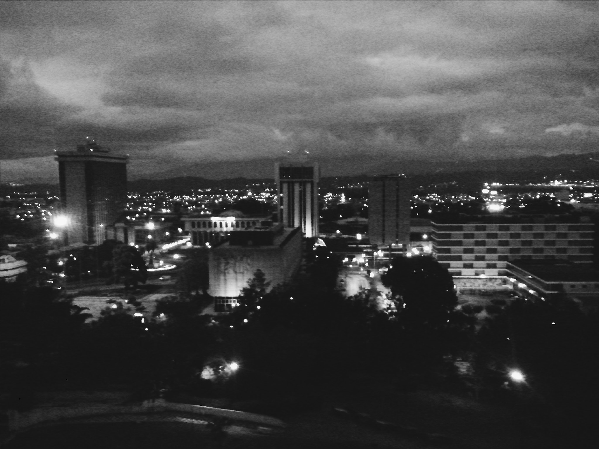 LG OPTIMUS L5 II sample photo. Gt city mono photography