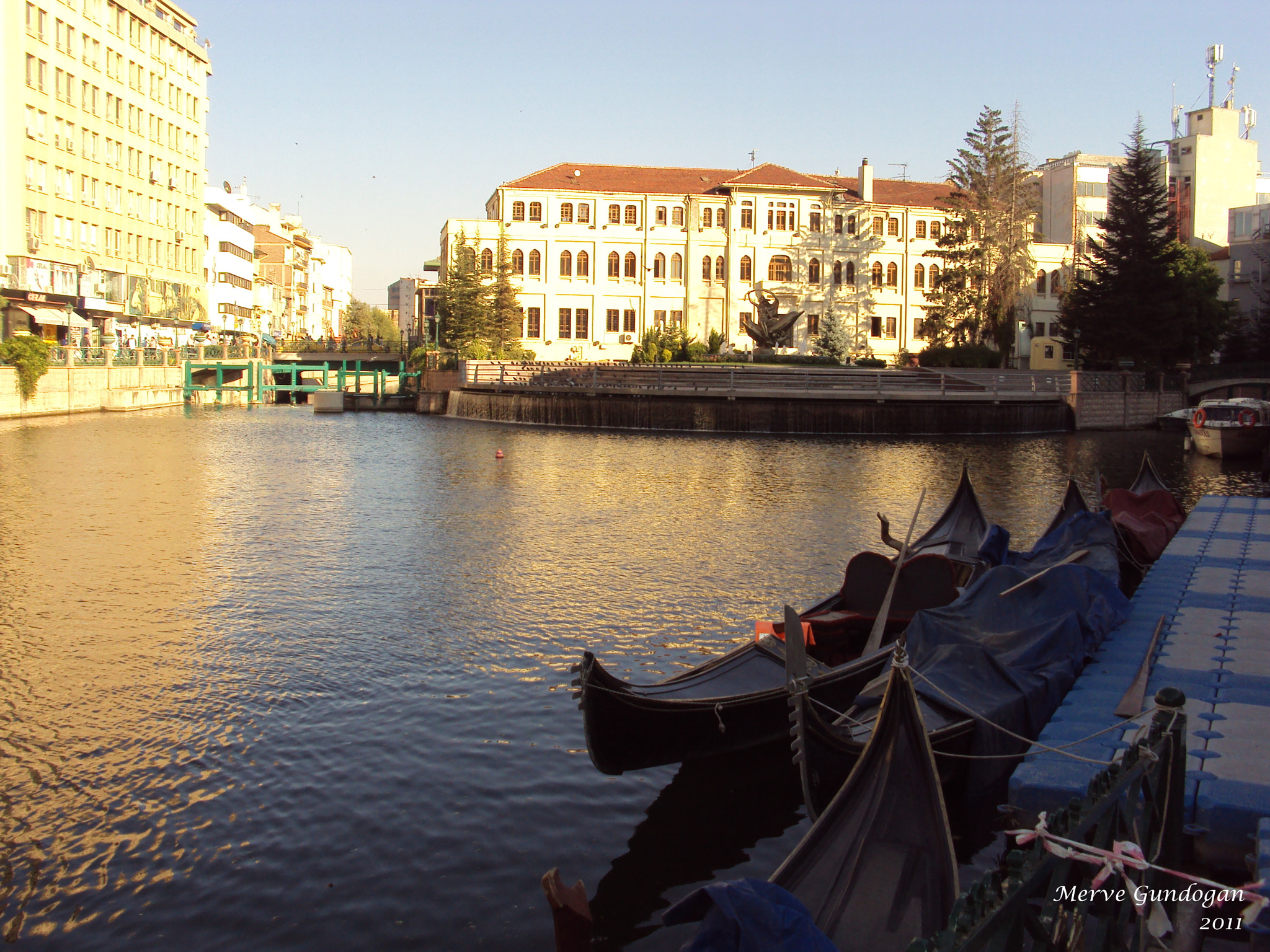 Sony Cyber-shot DSC-S930 sample photo. Boats on the river photography