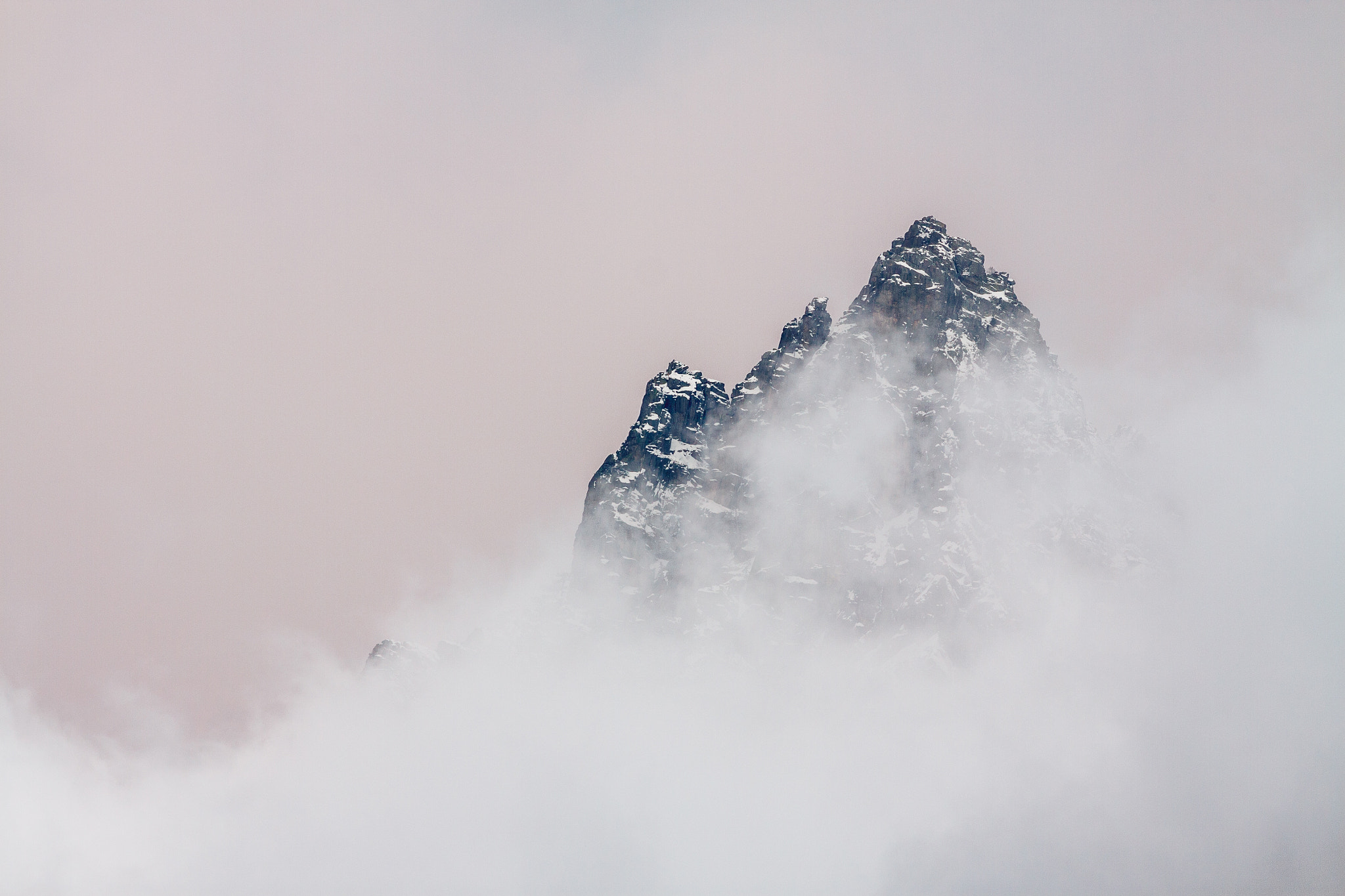 Canon EF 300mm F4L IS USM sample photo. Sommets émergeant de la brume photography