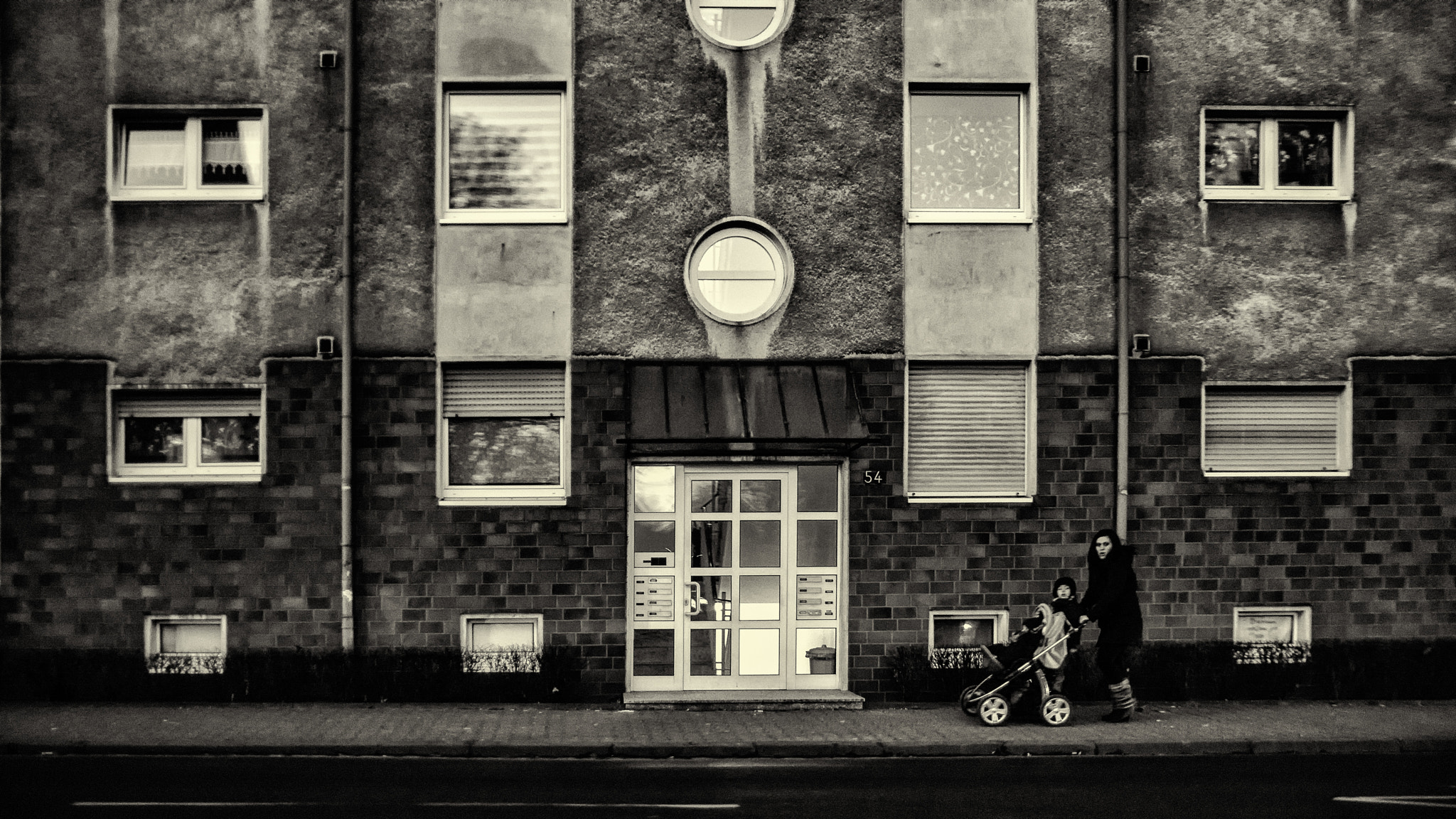 AF Zoom-Nikkor 28-105mm f/3.5-4.5D IF sample photo. Window front photography
