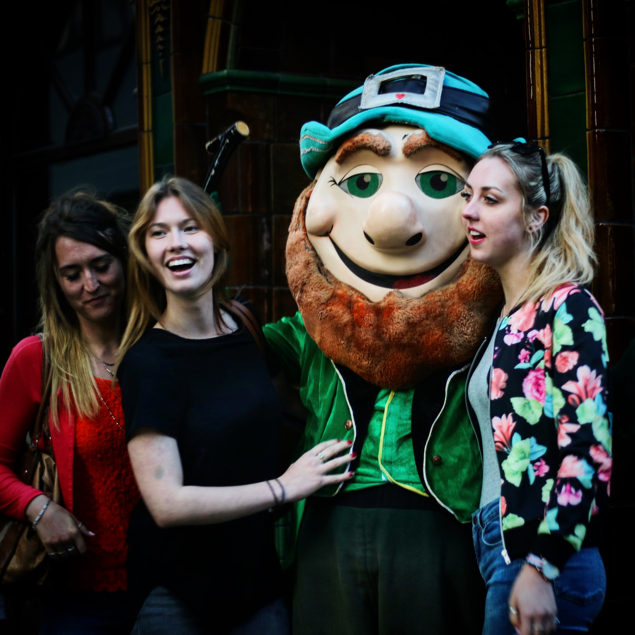 Canon EOS M3 + Canon EF 50mm F1.8 STM sample photo. Catching a leprechaun in dublin's temple bar photography