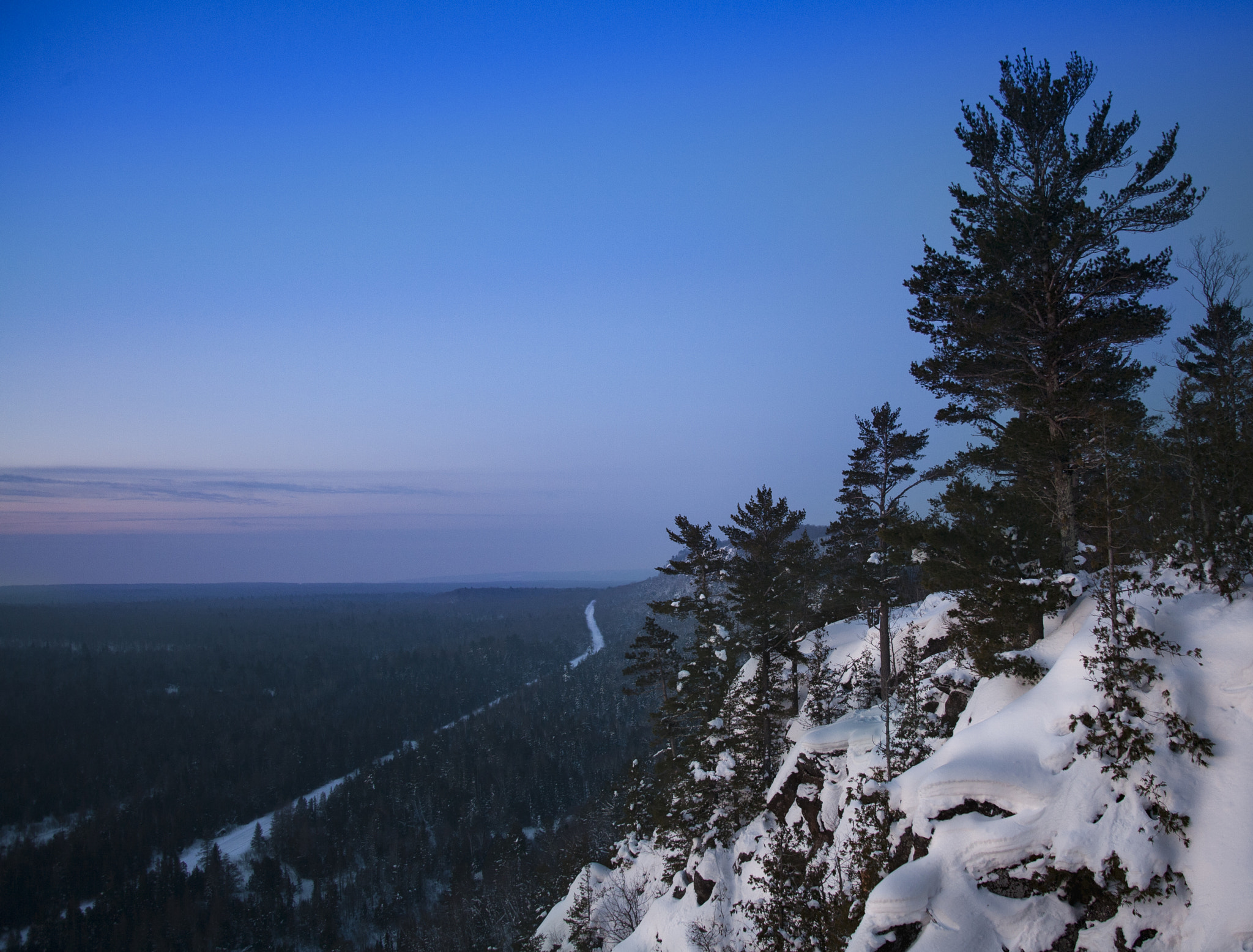 Canon EF 28-135mm F3.5-5.6 IS USM sample photo. Cliff photography