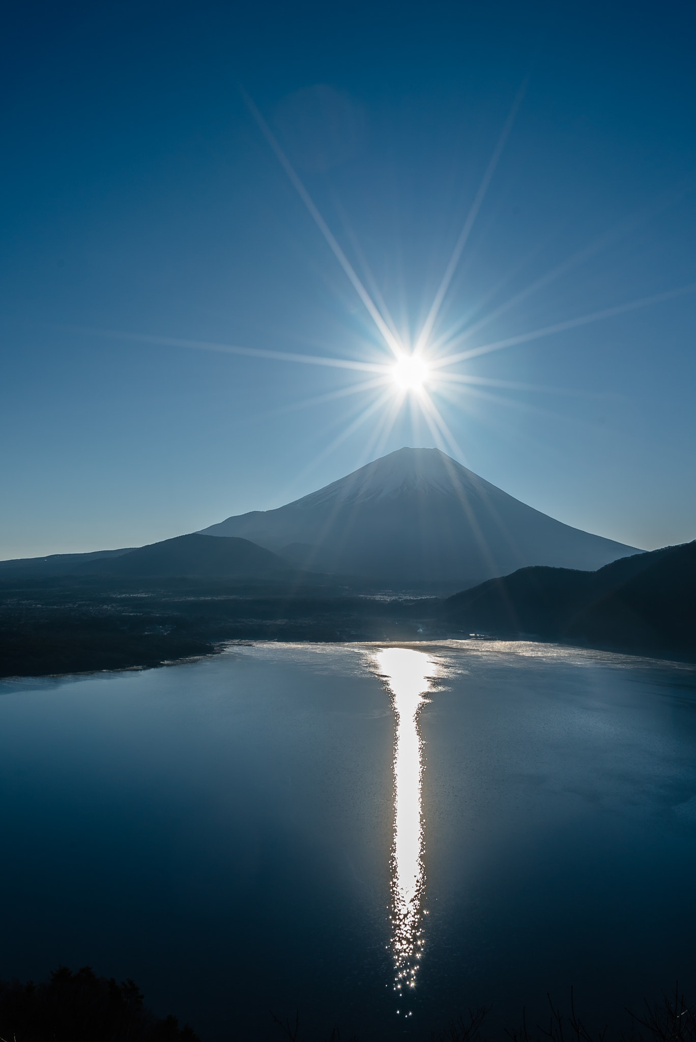 Sony a7S + Sony Vario-Tessar T* FE 16-35mm F4 ZA OSS sample photo. The shining sun photography