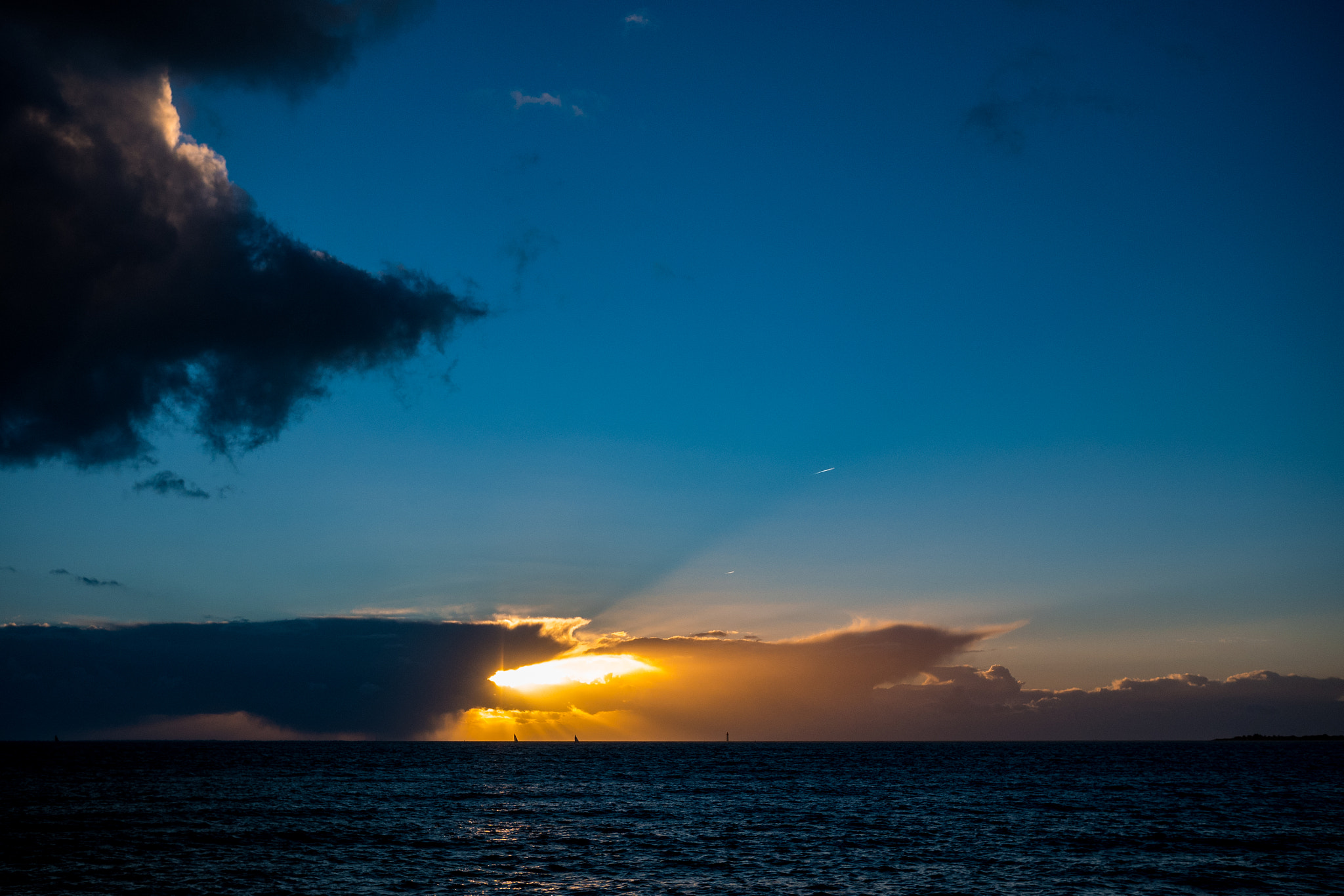 Panasonic Lumix DMC-GX85 (Lumix DMC-GX80 / Lumix DMC-GX7 Mark II) + LUMIX G 20/F1.7 II sample photo. Sunset @la rochelle, france photography
