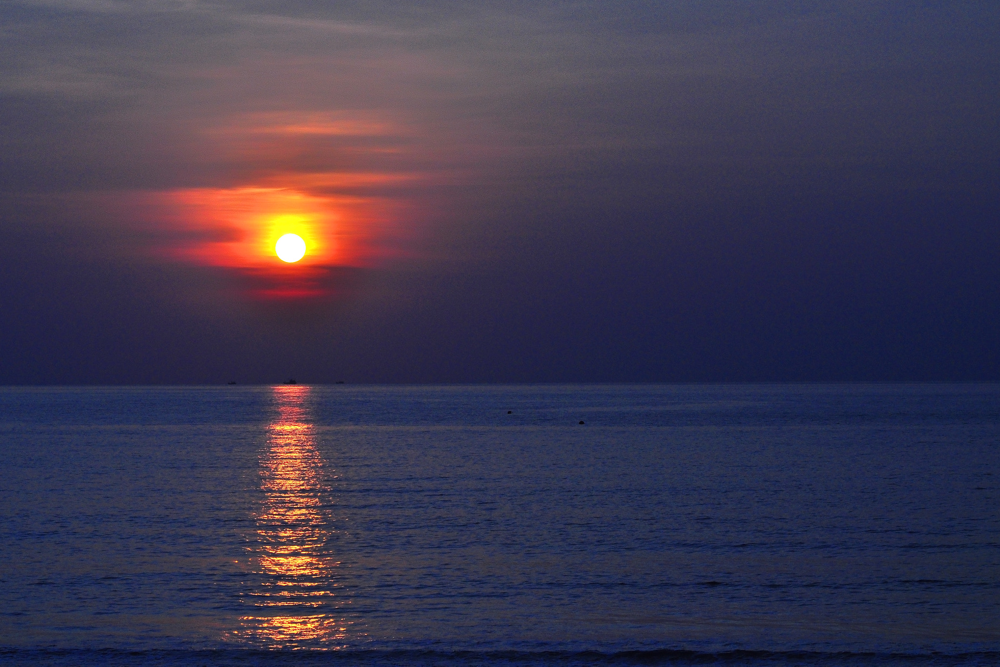 Sigma 70-300mm F4-5.6 APO DG Macro sample photo. Two tones of sunset photography