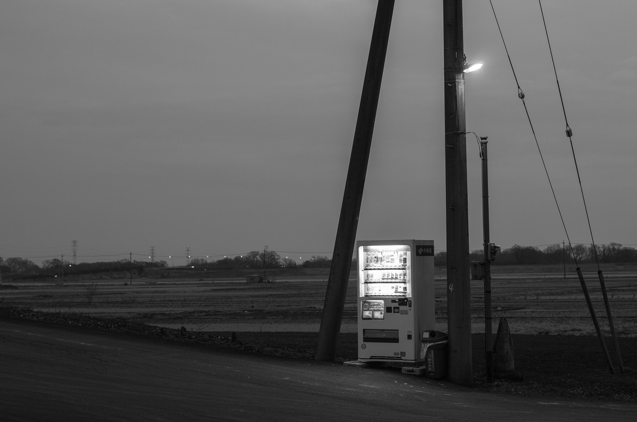 Pentax smc DA 50mm F1.8 sample photo. Lone vending machine photography