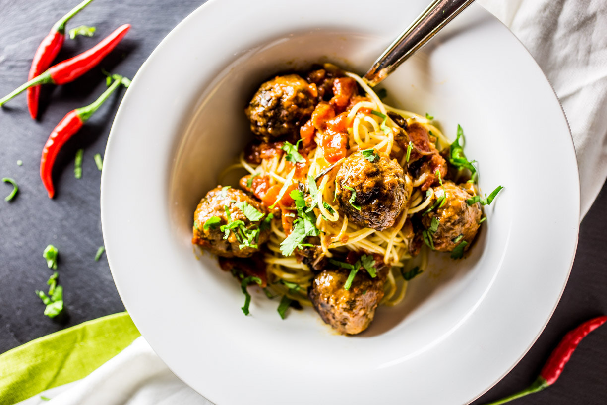 Canon EOS 6D + Canon EF 50mm F2.5 Macro sample photo. Spaghetti and meatballs  photography