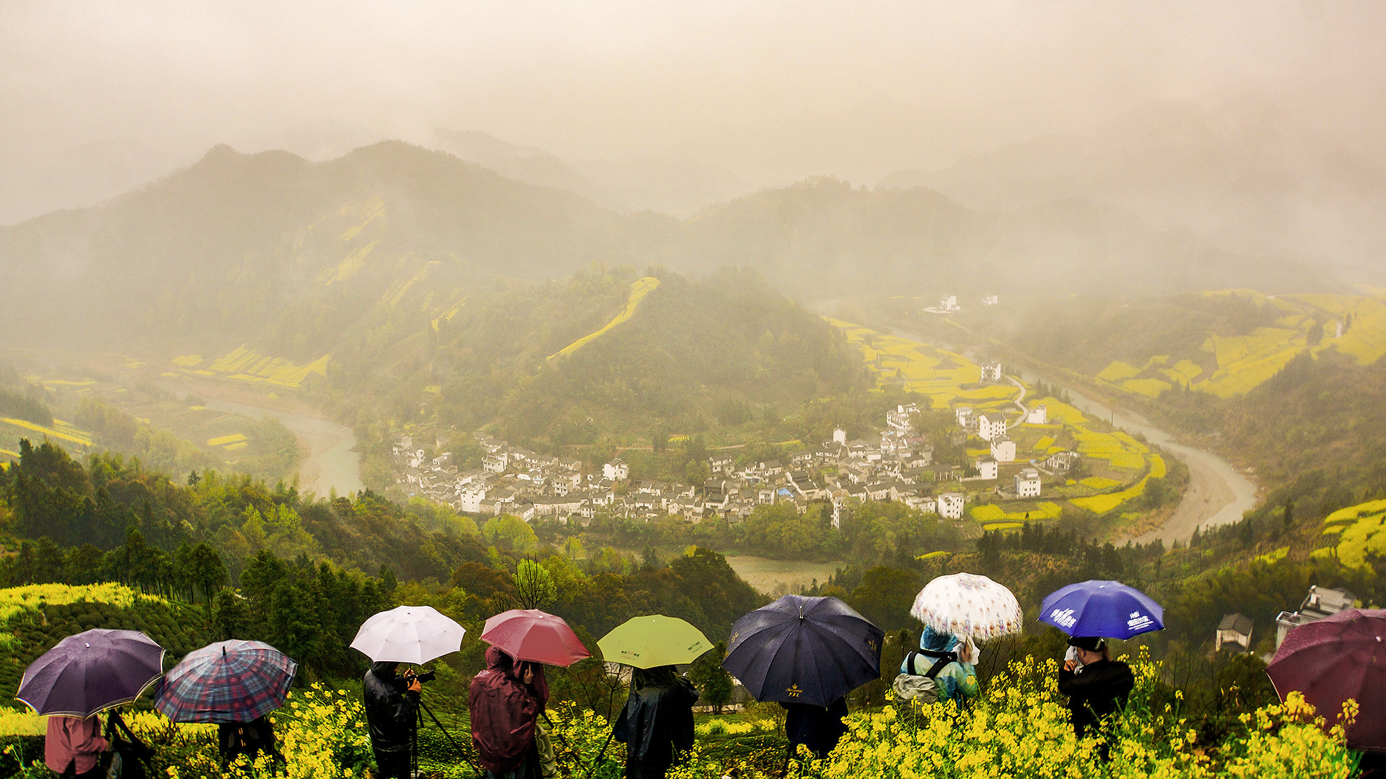 Sony E 18-200mm F3.5-6.3 OSS sample photo. 雨中看景 photography