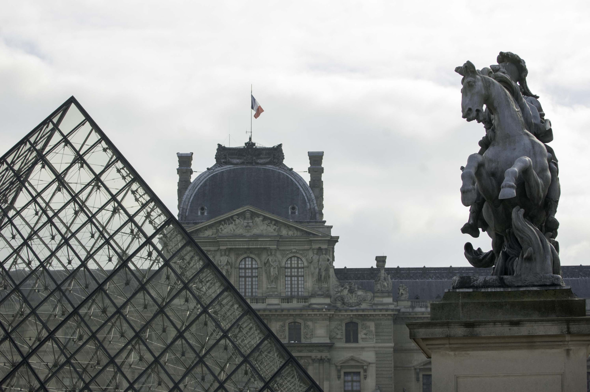 Nikon D70s sample photo. Louvre juxtaposition modern and the contemporary photography