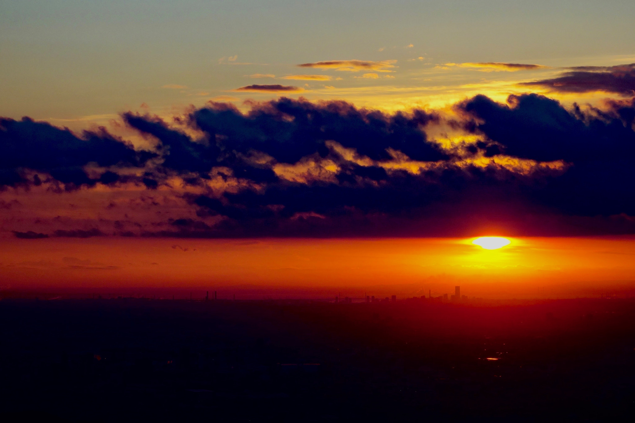 Sony Cyber-shot DSC-RX100 + Sony 28-100mm F1.8-4.9 sample photo. Sunrise over yokohama photography