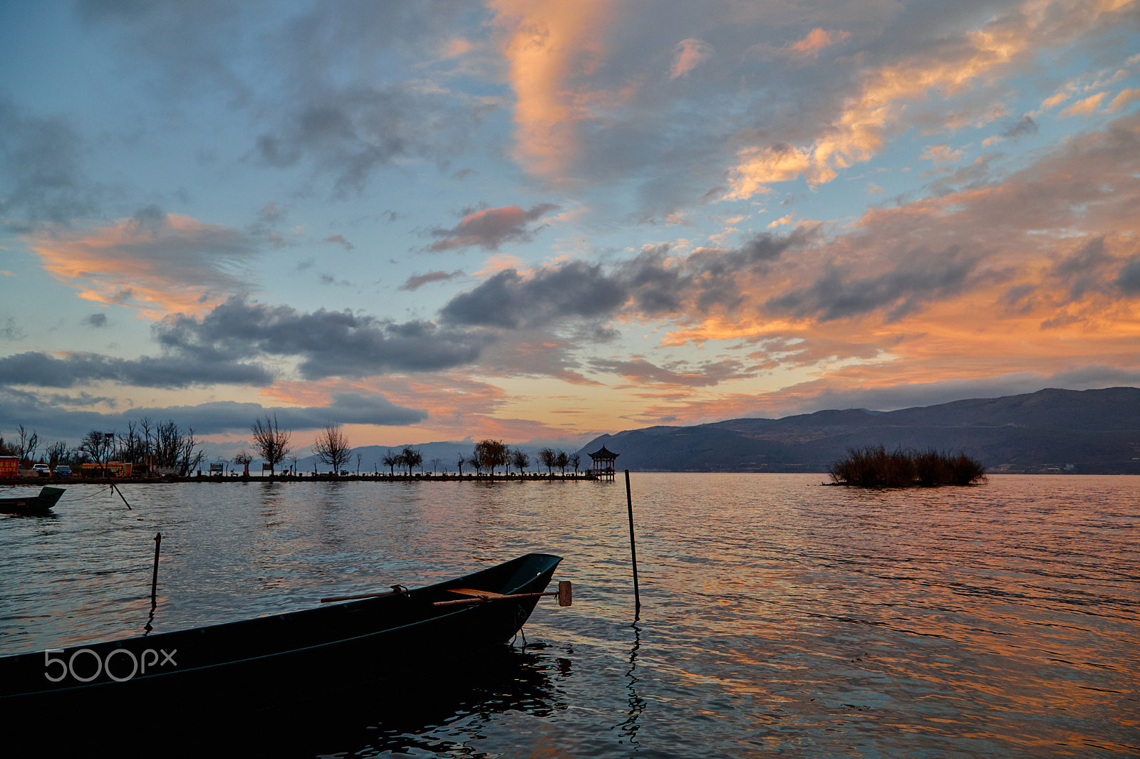 Canon EF 24-105mm F4L IS USM sample photo. Sunset at the lake of erhai photography