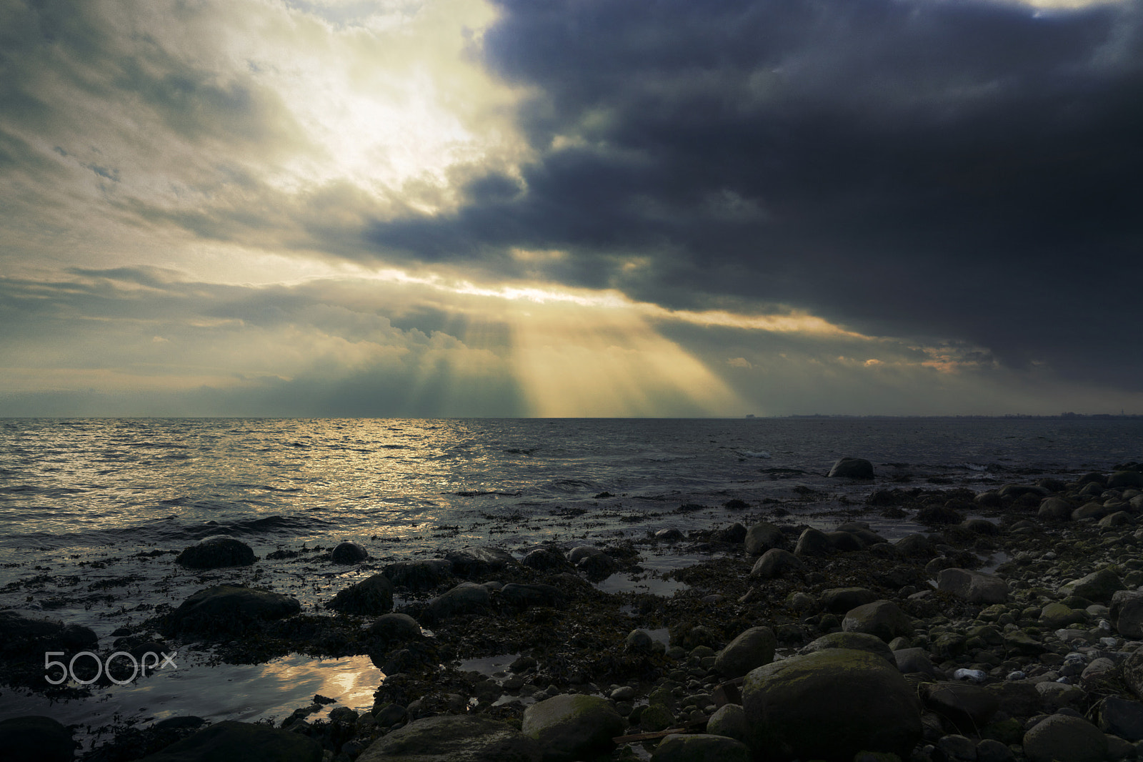 Sony DT 18-135mm F3.5-5.6 SAM sample photo. Light rays above the dark sea photography