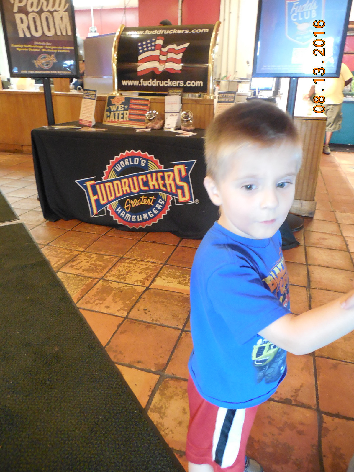 Nikon COOLPIX L620 sample photo. Dining at fuddruckers photography