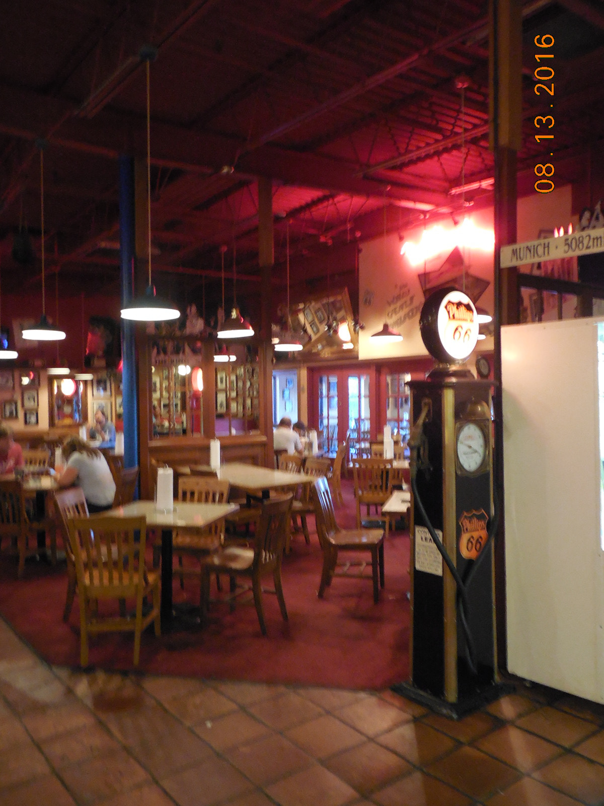 Nikon COOLPIX L620 sample photo. Dining at fuddruckers photography