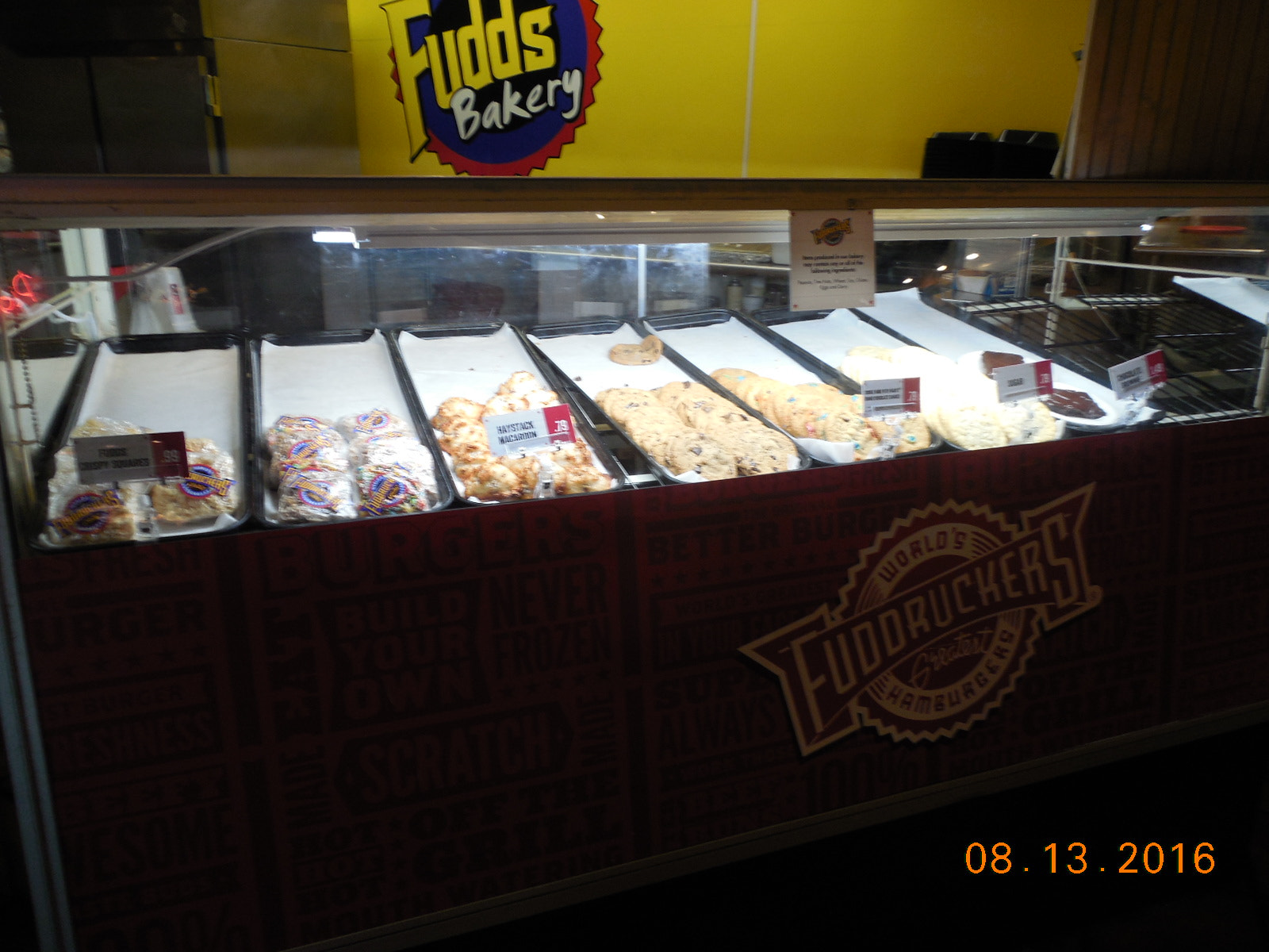 Nikon COOLPIX L620 sample photo. Dining at fuddruckers photography