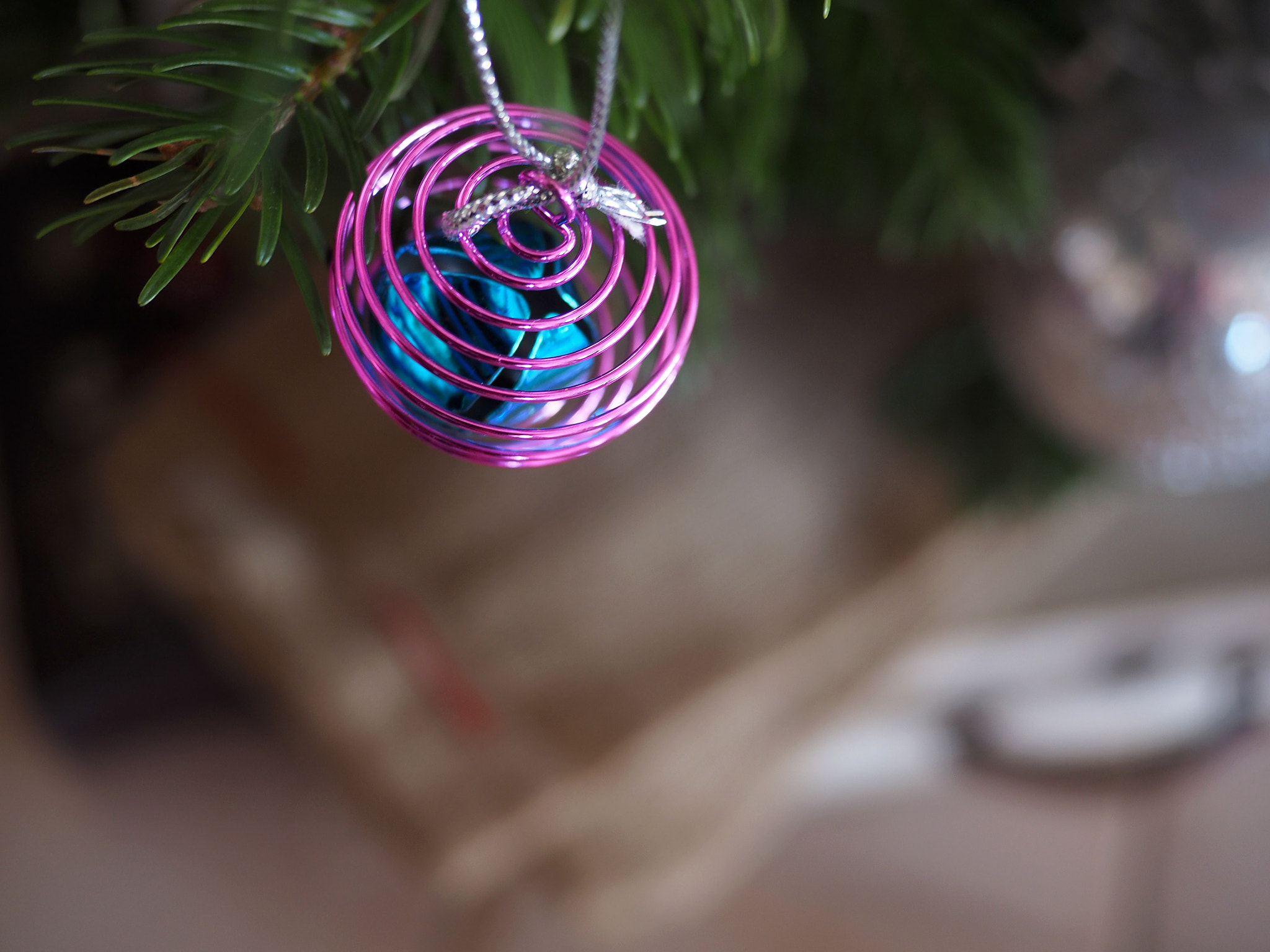 Olympus OM-D E-M5 II + Panasonic Lumix G 20mm F1.7 ASPH sample photo. Improvising christmas decorations photography