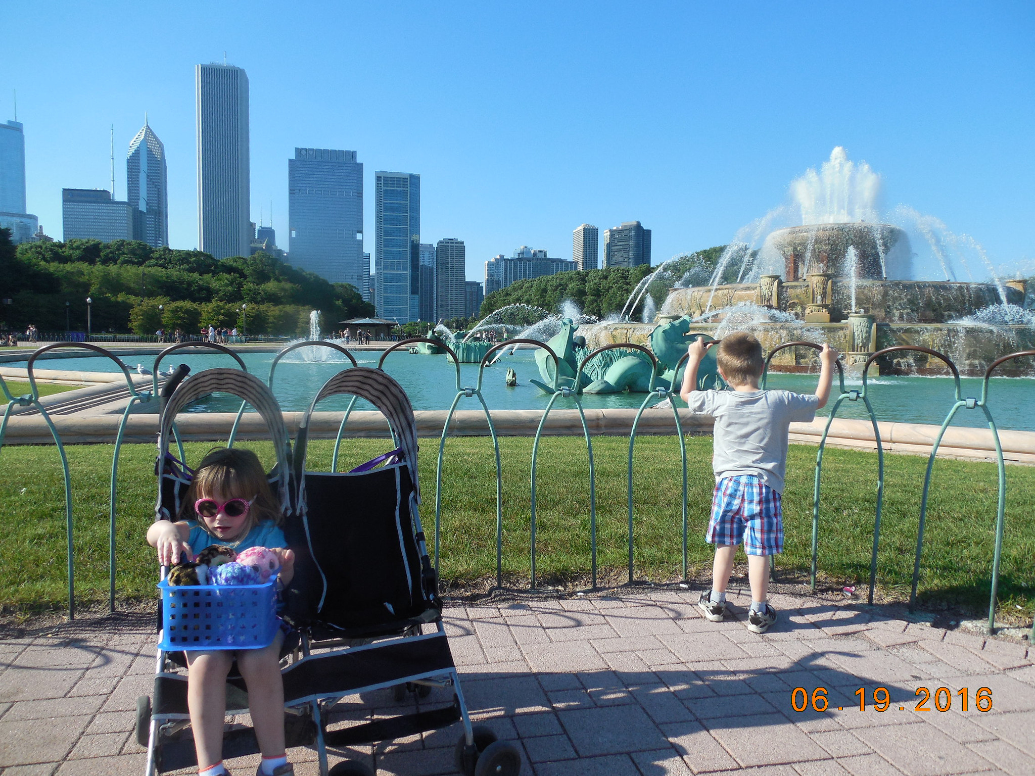 Nikon COOLPIX L620 sample photo. At buckingham fountain photography