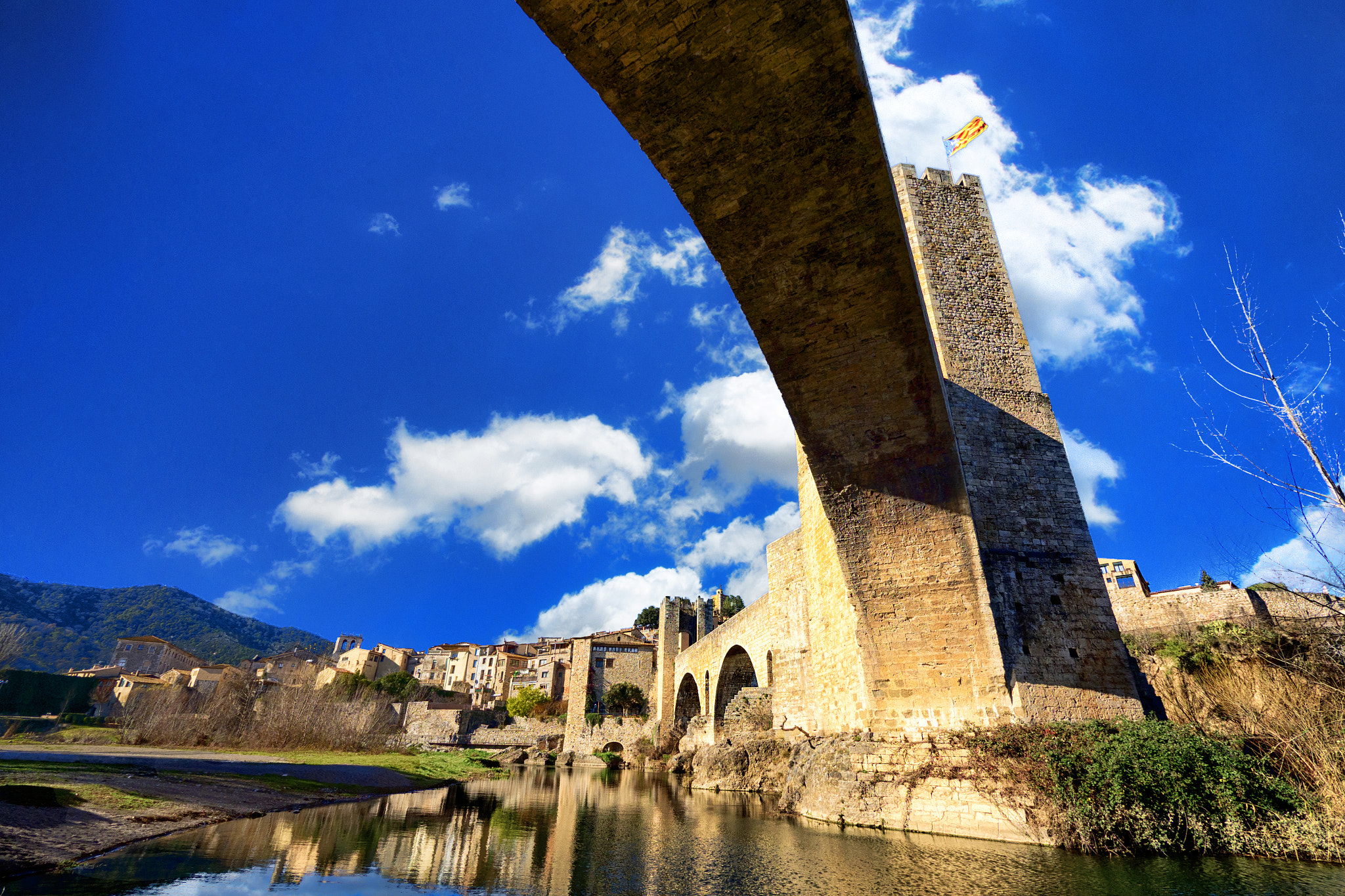 Olympus OM-D E-M1 Mark II + Panasonic Lumix G Vario 7-14mm F4 ASPH sample photo. Besalú undergraund photography