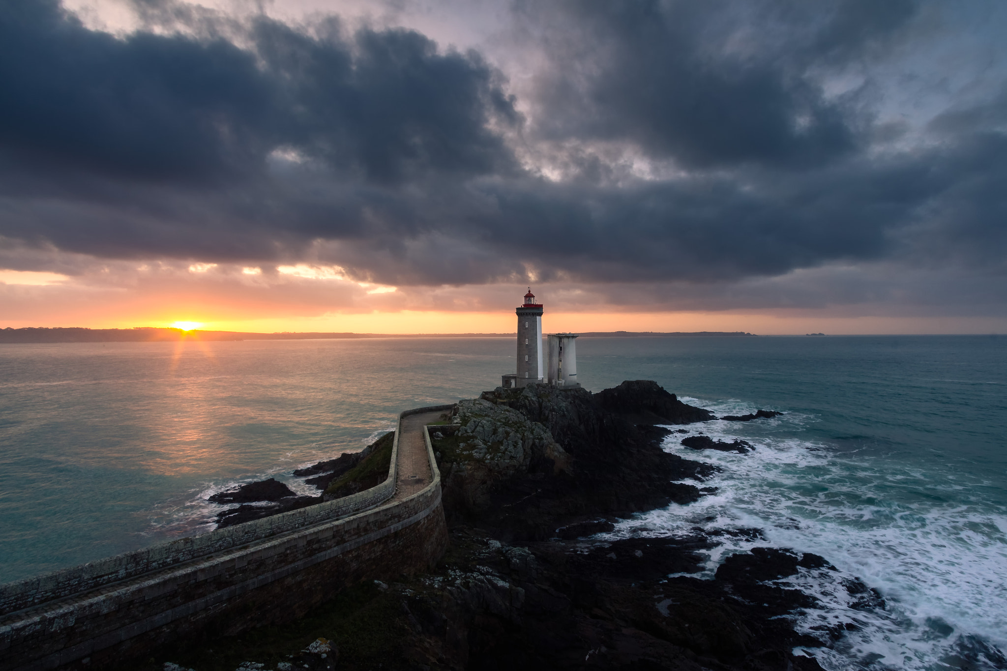 Canon EOS 700D (EOS Rebel T5i / EOS Kiss X7i) sample photo. Winter in brittany, france. the sun gives a wink, at dawn, at the minou lighthouse. photography