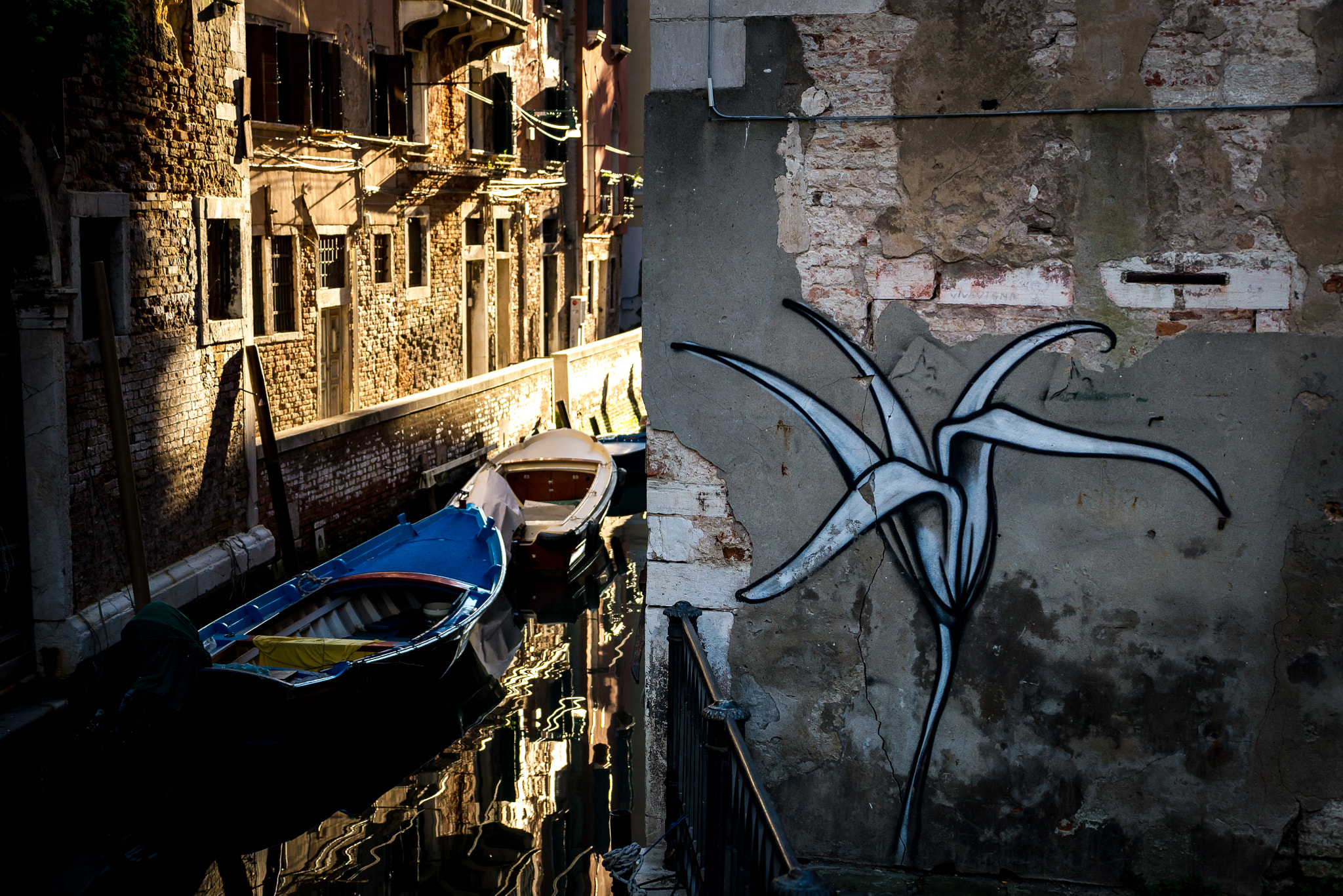 Panasonic Lumix DMC-GX7 sample photo. Classy graffiti photography