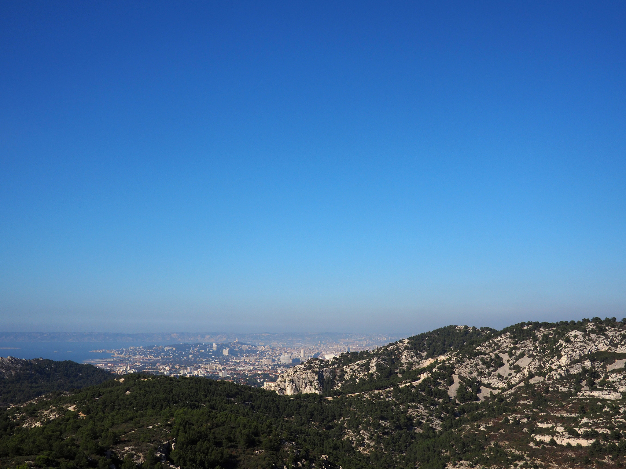 Olympus OM-D E-M5 II + Panasonic Lumix G 20mm F1.7 ASPH sample photo. Marseille d'en haut photography