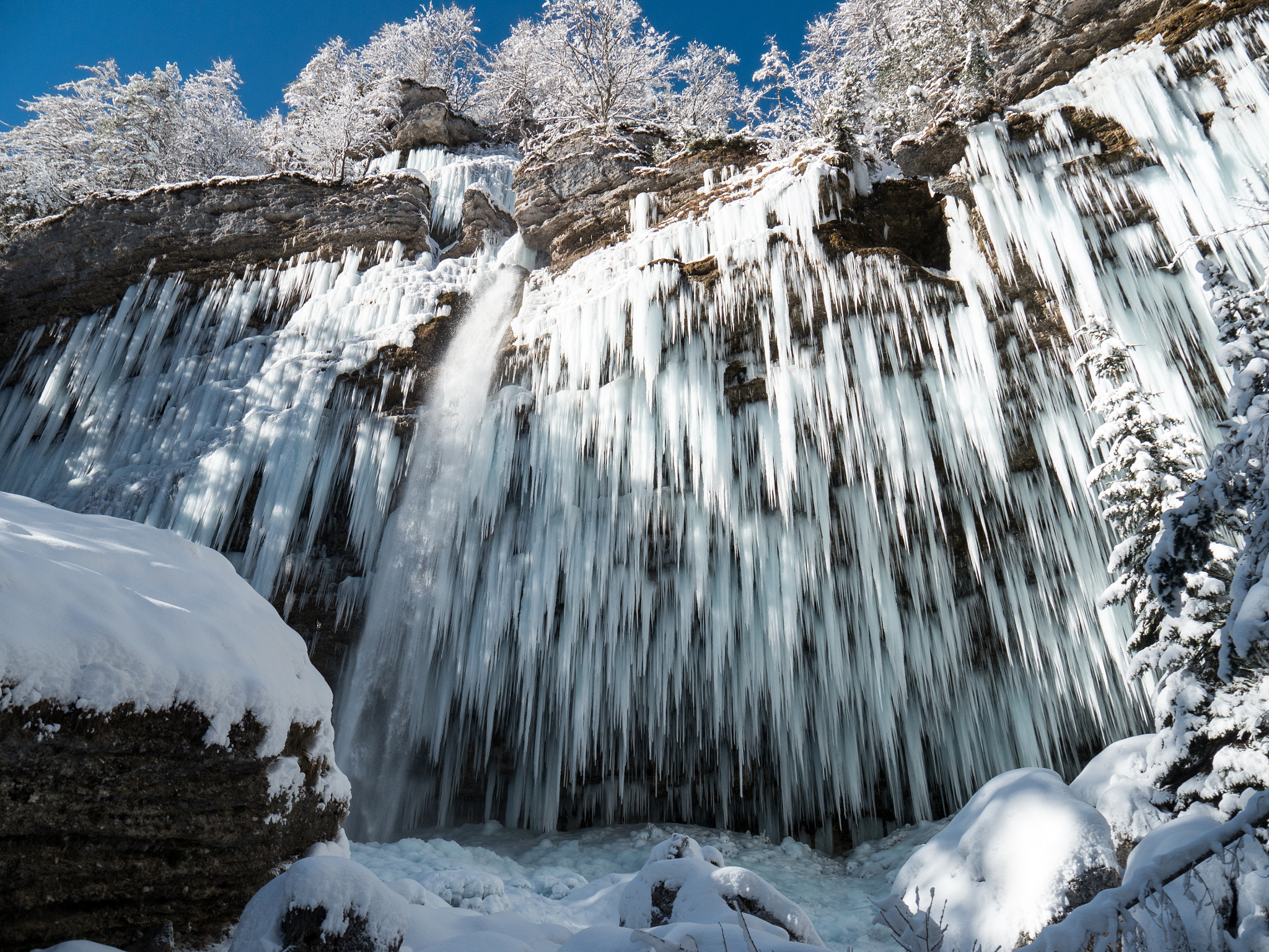 Panasonic Lumix DMC-G6 sample photo. Icicle wall photography