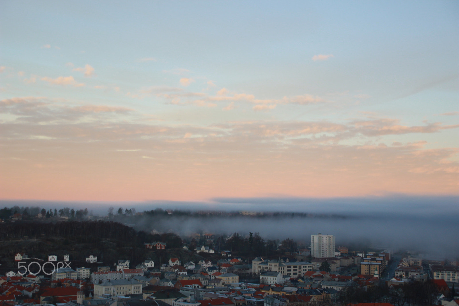 Canon EOS 100D (EOS Rebel SL1 / EOS Kiss X7) + Canon TS-E 90mm F2.8 Tilt-Shift sample photo. Clods over town photography