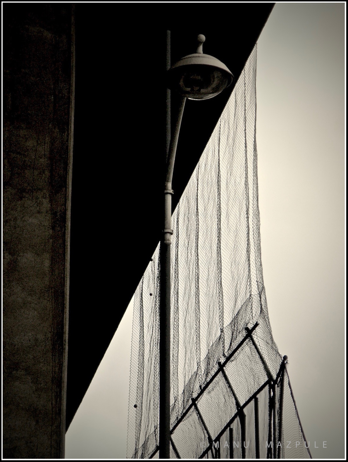 Canon POWERSHOT A720 IS sample photo. Lamp and grid in vertical ... photography