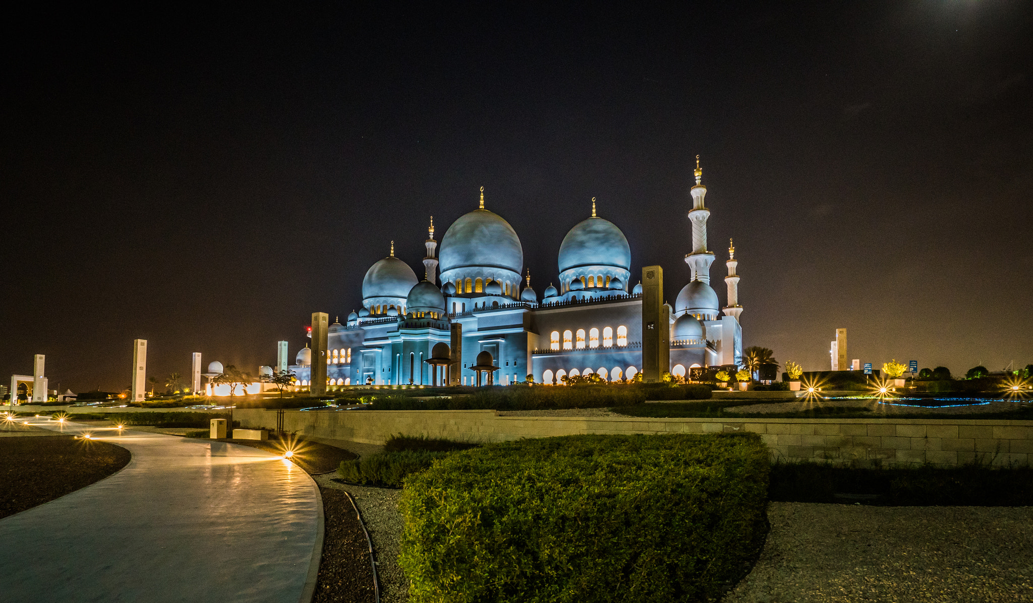 Sony a6300 + Sony E 10-18mm F4 OSS sample photo. Sheikh zayed grand mosque ii photography