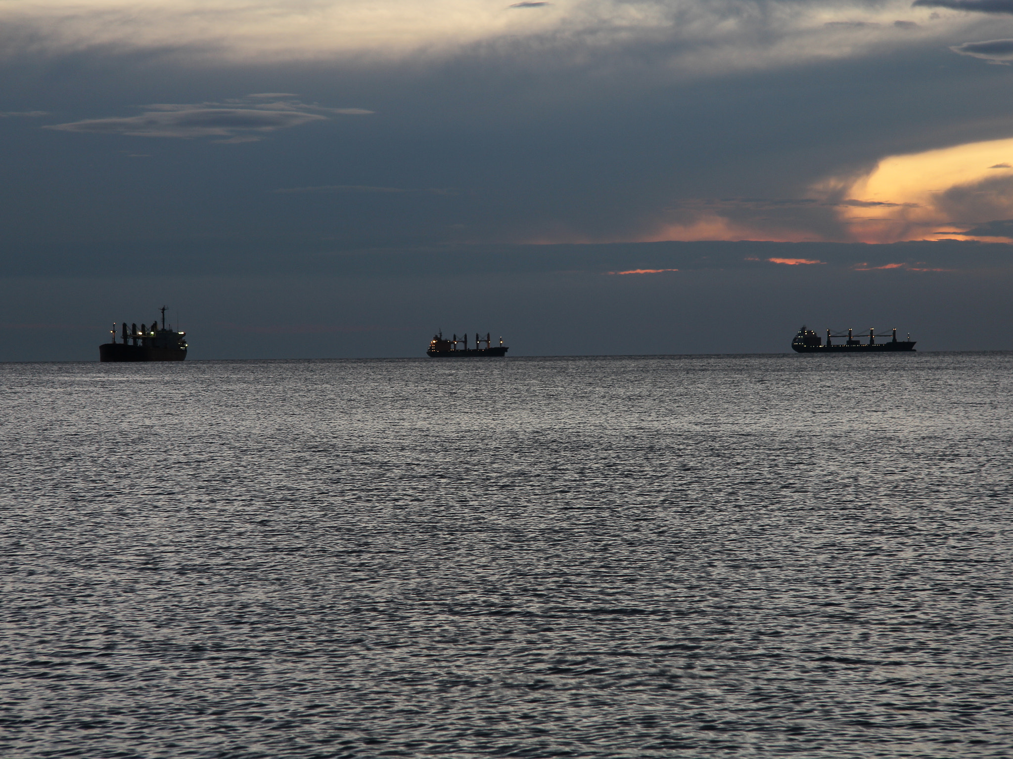 Canon EF-S 17-85mm F4-5.6 IS USM sample photo. Traffic on the sea photography