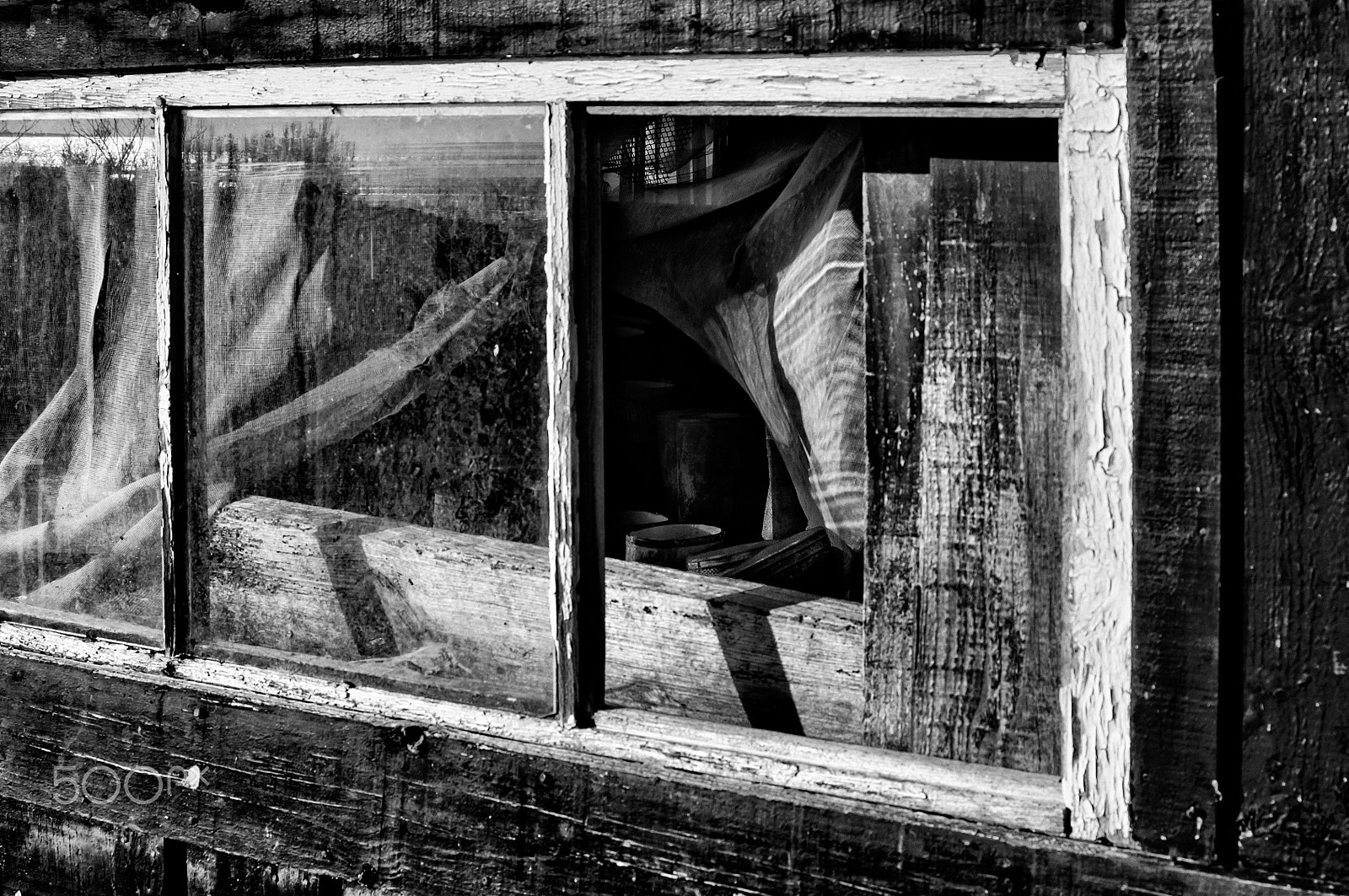 AF Zoom-Nikkor 28-80mm f/3.3-5.6G sample photo. Derrière le voilage ? photography