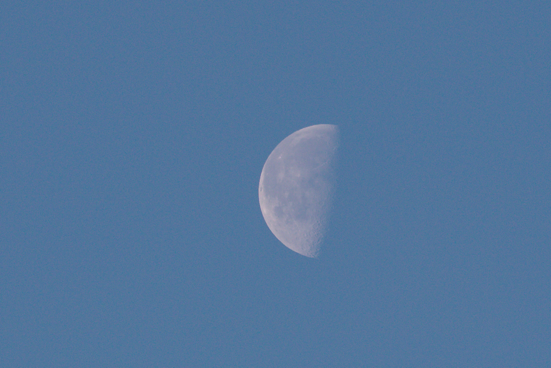 Canon EOS 750D (EOS Rebel T6i / EOS Kiss X8i) + Canon EF 70-200mm F4L USM sample photo. Moon photography