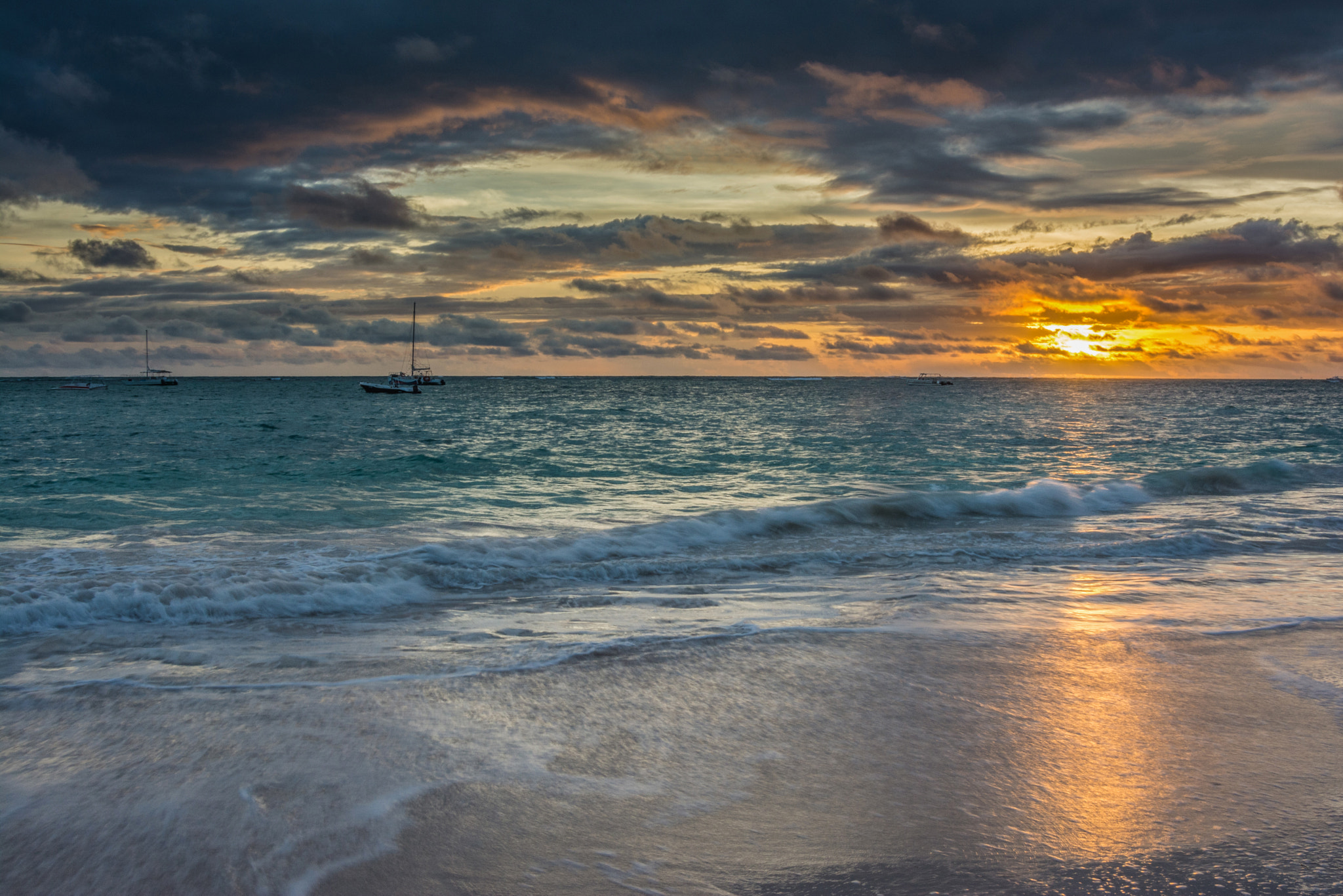 Nikon AF Nikkor 24-85mm F2.8-4D IF sample photo. The heavenly symphony photography