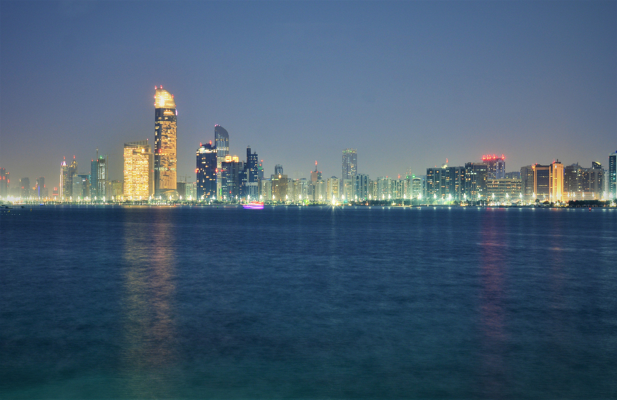 Nikon D7100 + AF Nikkor 35mm f/2 sample photo. Light line photography