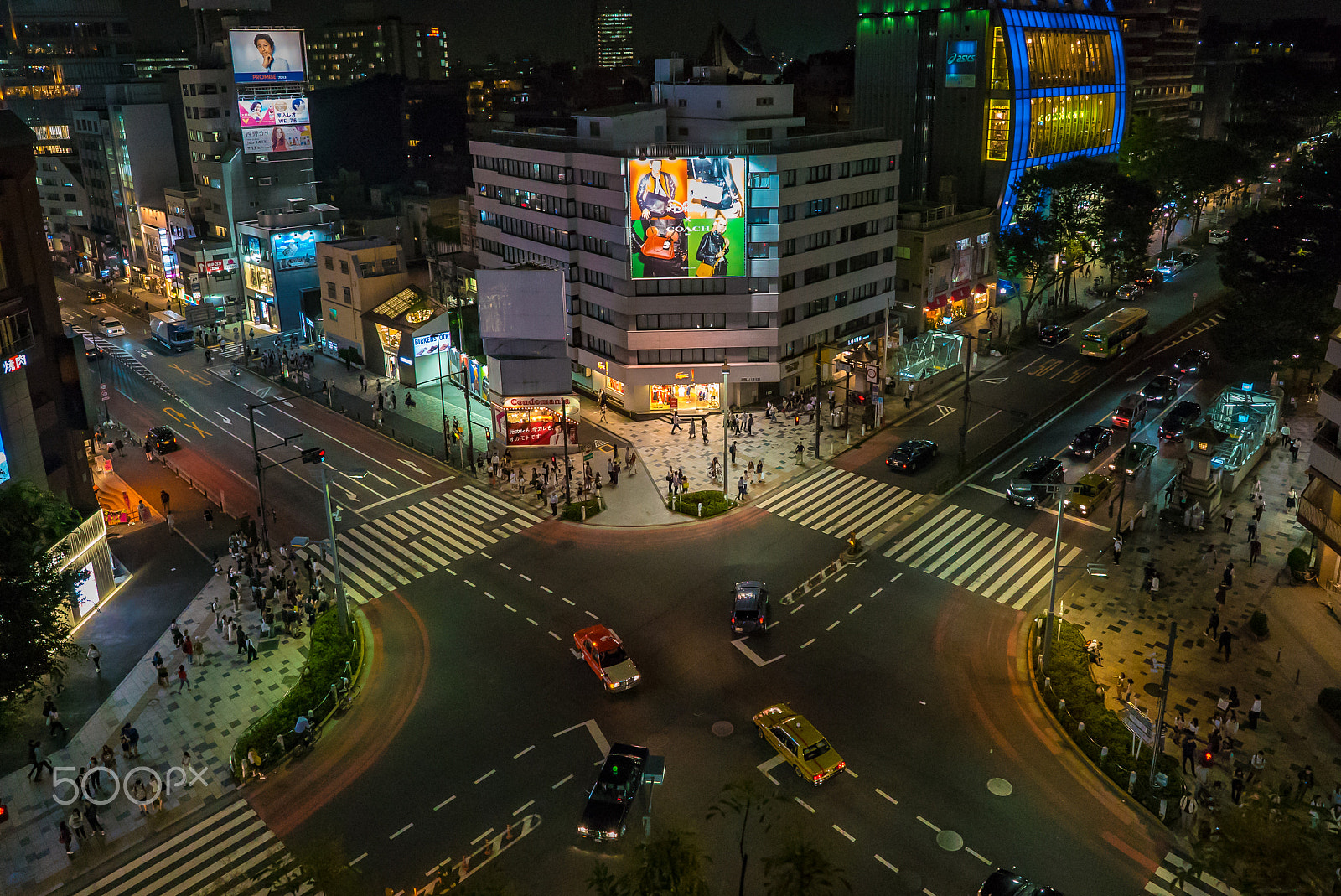 Sony a7S + ZEISS Batis 25mm F2 sample photo. The intersection in harajuku at night. photography