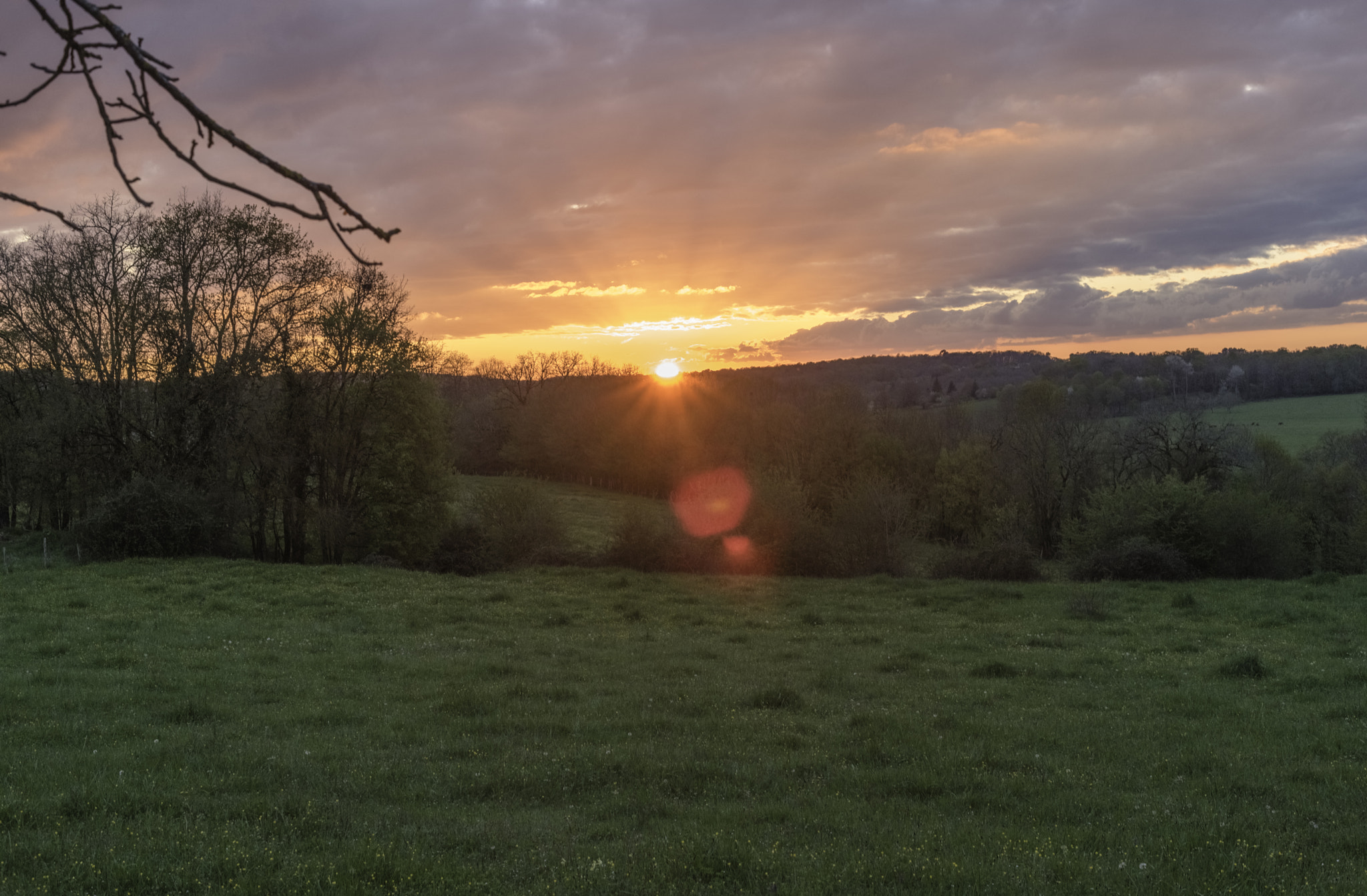 Samsung NX500 + Samsung NX 30mm F2 Pancake sample photo. Coucher de soleil dans les collines photography