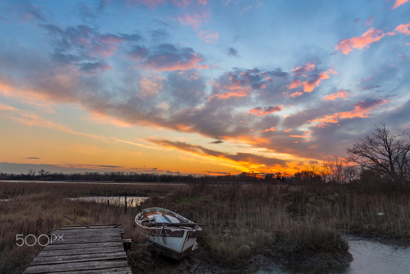 Sigma 8-16mm F4.5-5.6 DC HSM sample photo. Old boat photography