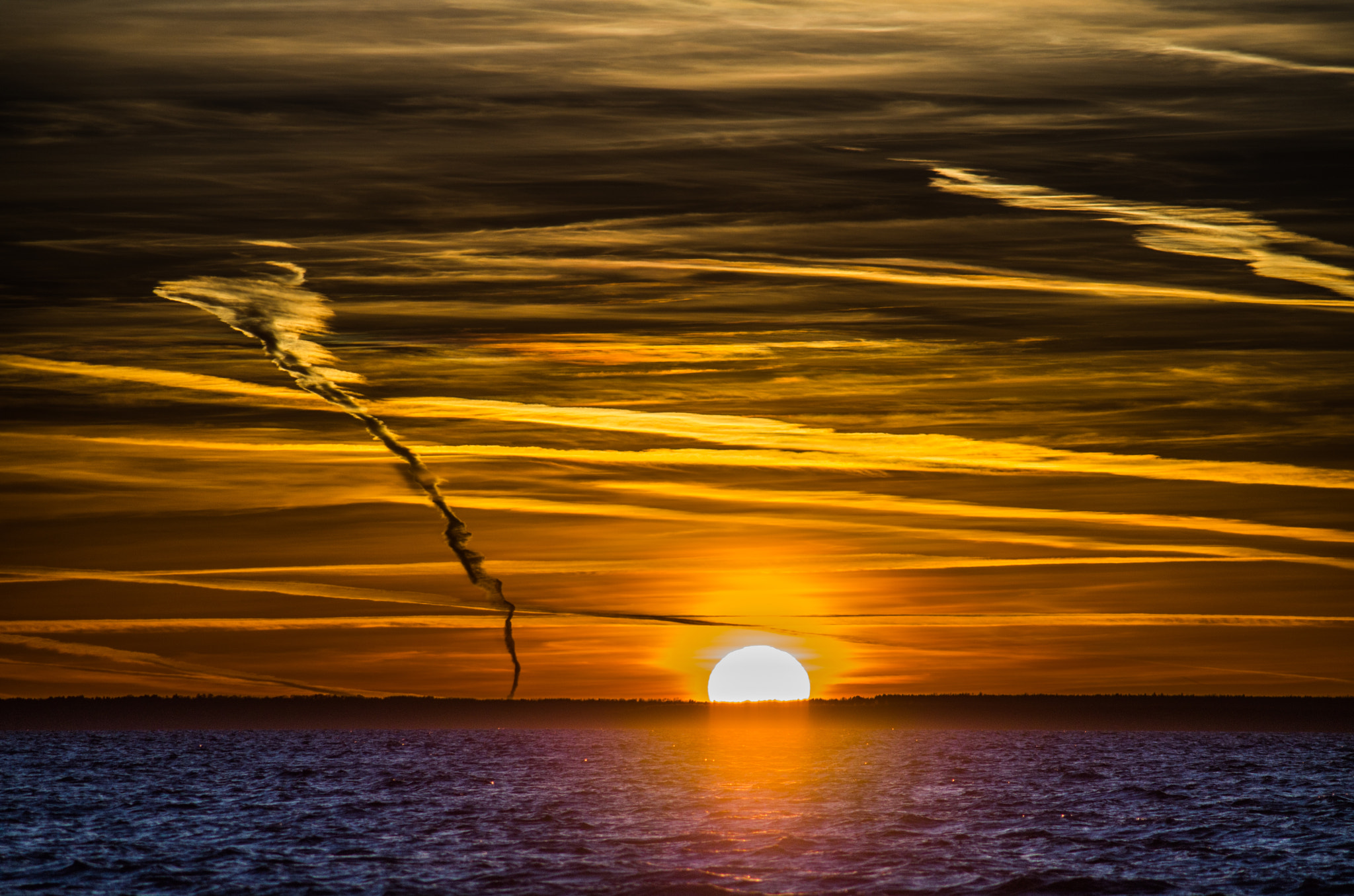 Tamron AF 70-300mm F4-5.6 LD Macro 1:2 sample photo. Contrails photography