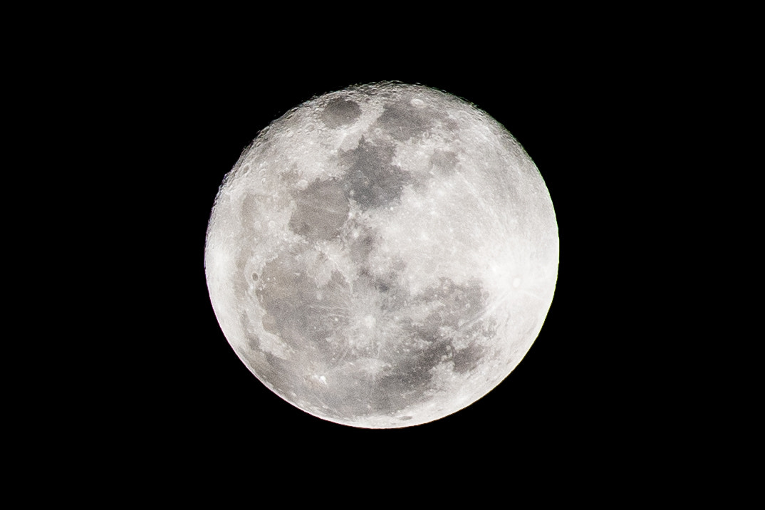 Nikon AF-S Nikkor 70-200mm F2.8G ED VR II sample photo. Full moon photography