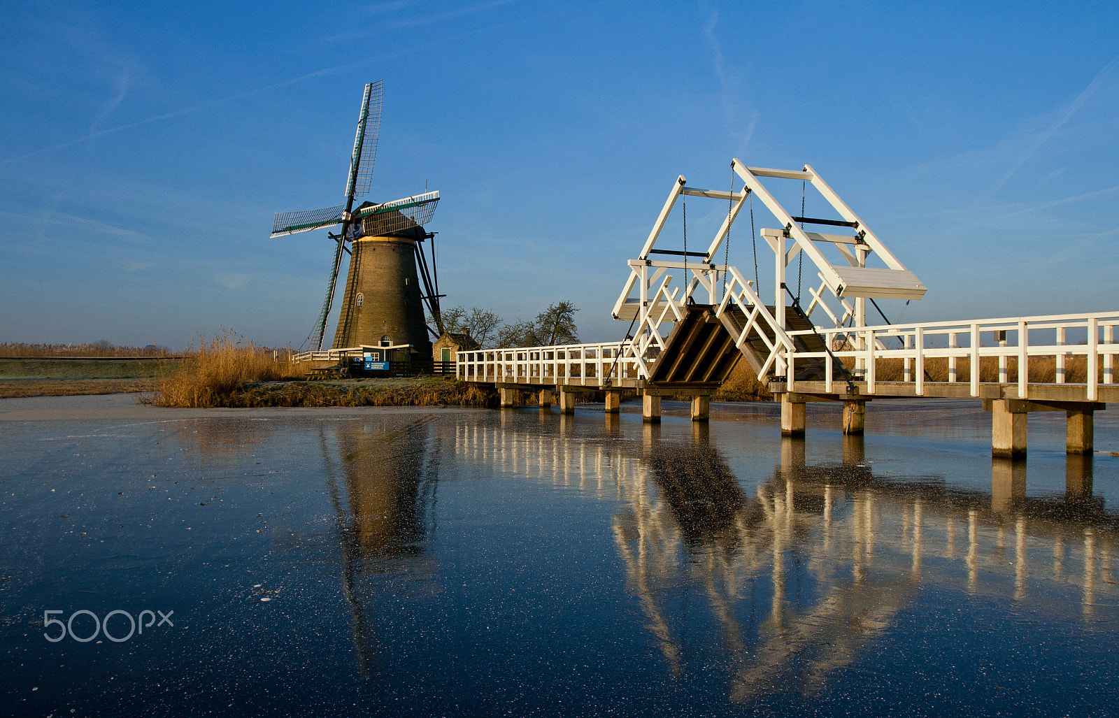 Canon EOS 400D (EOS Digital Rebel XTi / EOS Kiss Digital X) + Canon EF 17-40mm F4L USM sample photo. Kinderdijk bridge photography