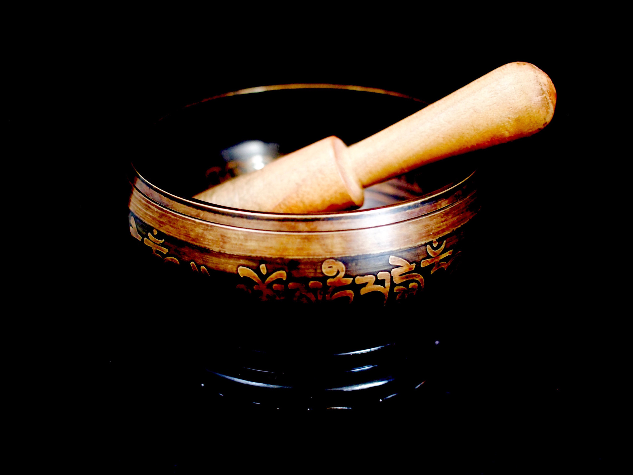 Olympus PEN E-PL1 + Olympus Zuiko Digital 25mm F2.8 Pancake sample photo. 磬 - tibetan singing bowl photography