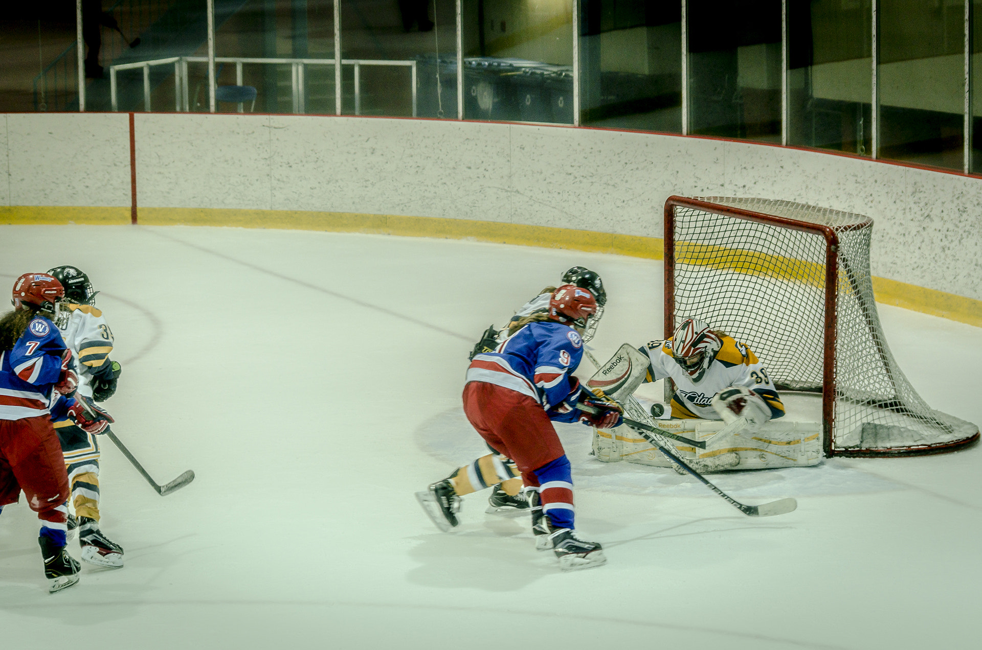 Nikon D7000 + Sigma 70-300mm F4-5.6 DG Macro sample photo. Hockey au féminin photography