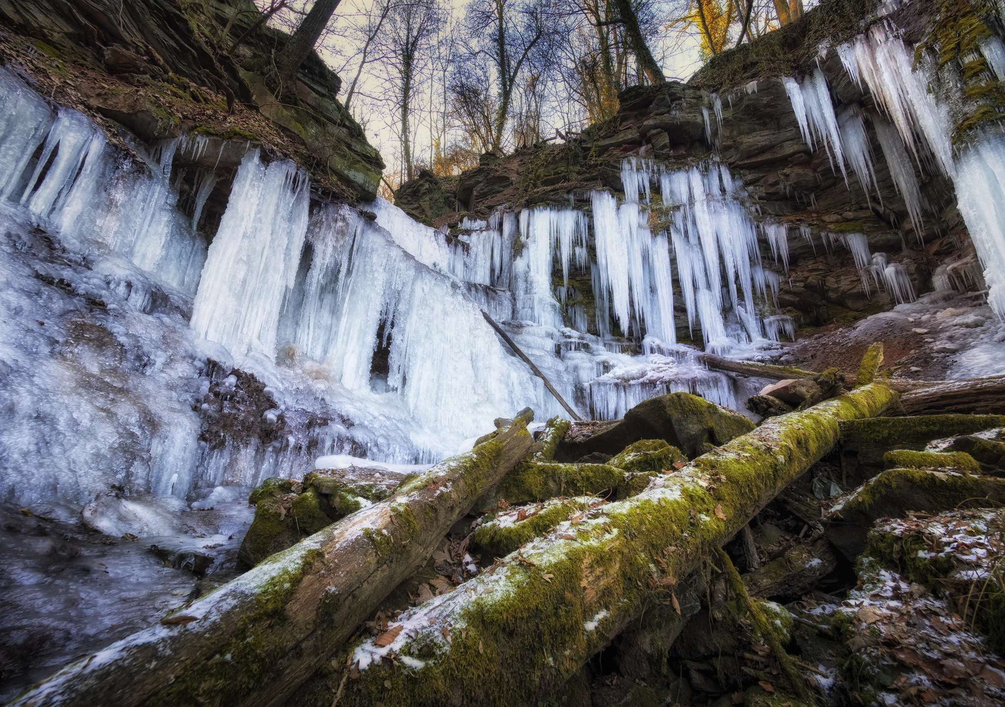 Olympus OM-D E-M1 + Olympus M.Zuiko Digital ED 7-14mm F2.8 PRO sample photo. Icicle waterfall photography