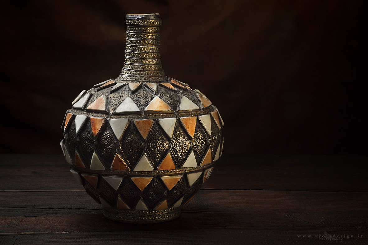 Canon EOS 70D sample photo. Ancient moroccan vase photography