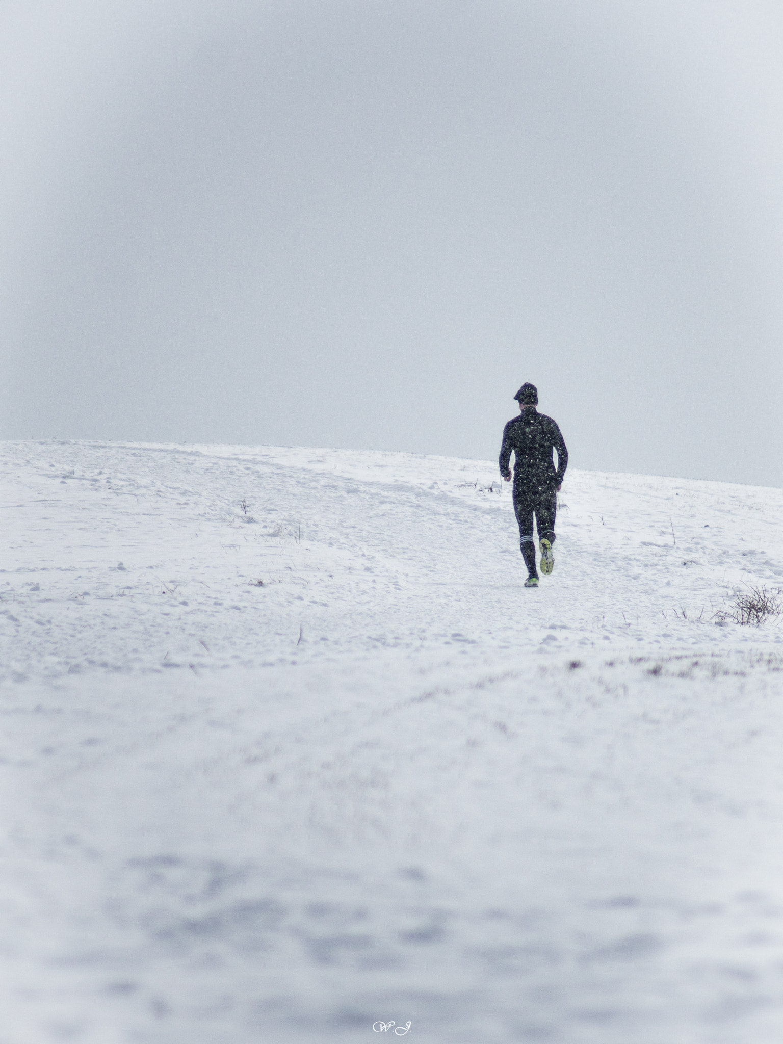 Sony 75-300mm F4.5-5.6 sample photo. Winter running photography