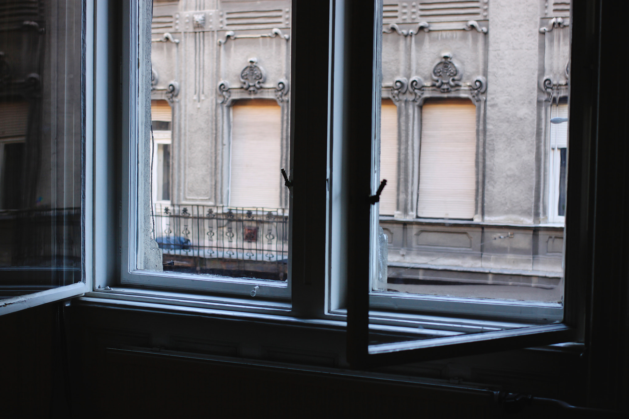 Canon EOS 50D + Canon EF 40mm F2.8 STM sample photo. Window view in budapest photography